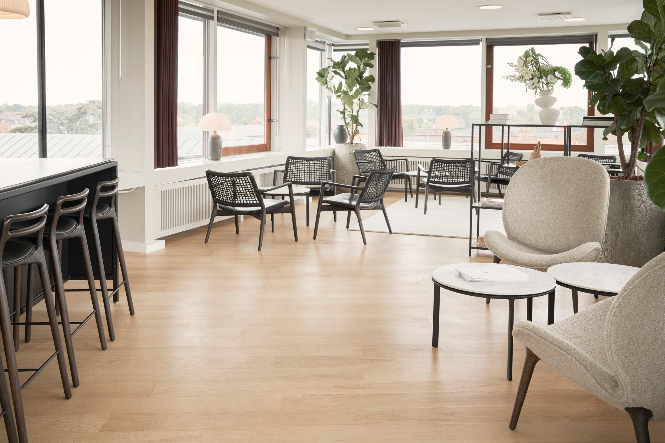 Fauteuil LODGE bruin schapenvacht met een donkere eiken basis