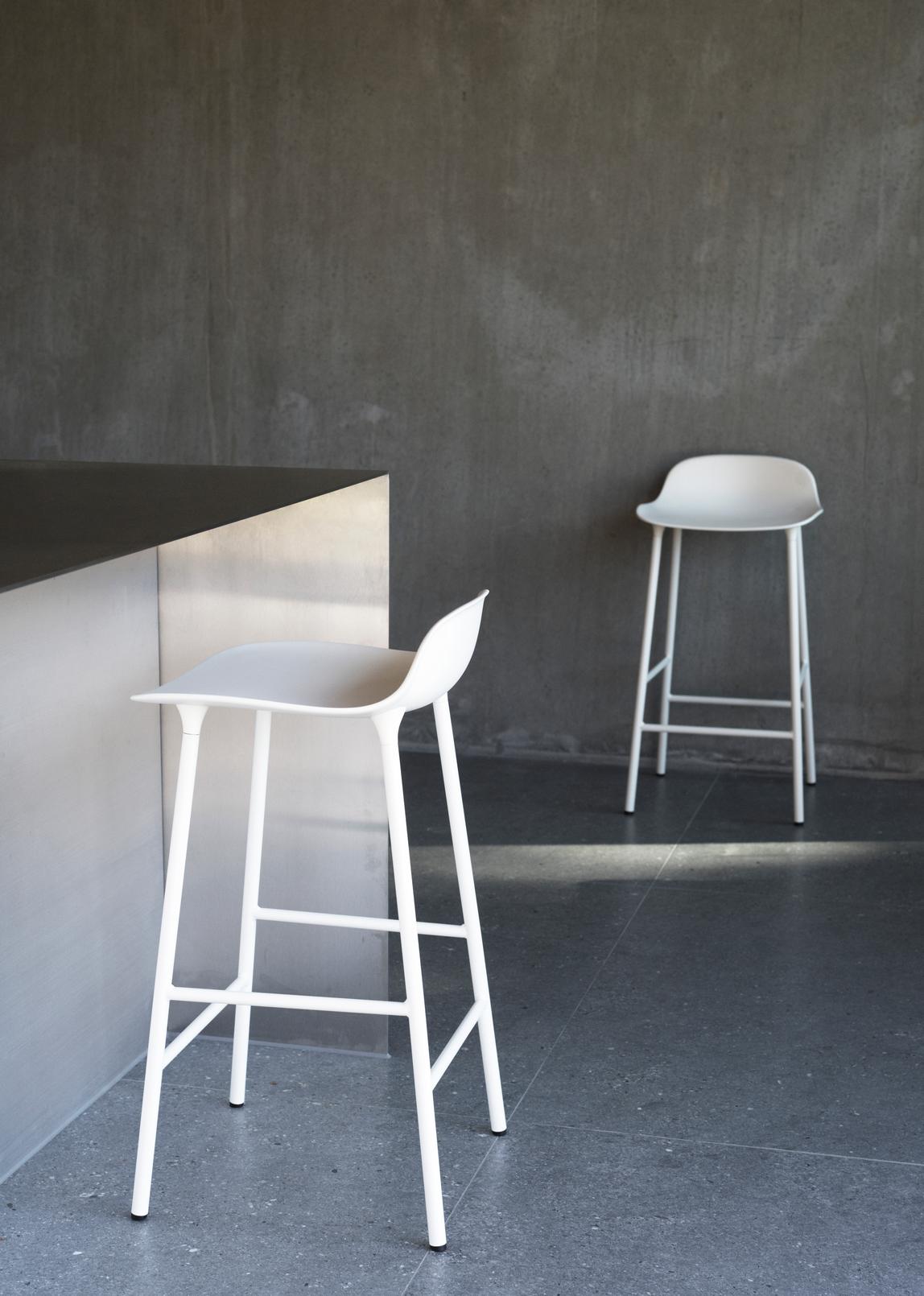 Hocker FORM blauw met verchroomde basis