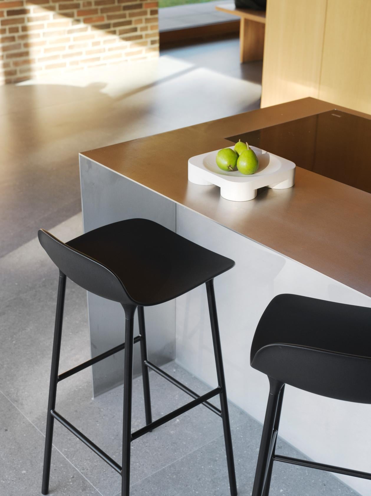 Hocker FORM wit met gouden basis