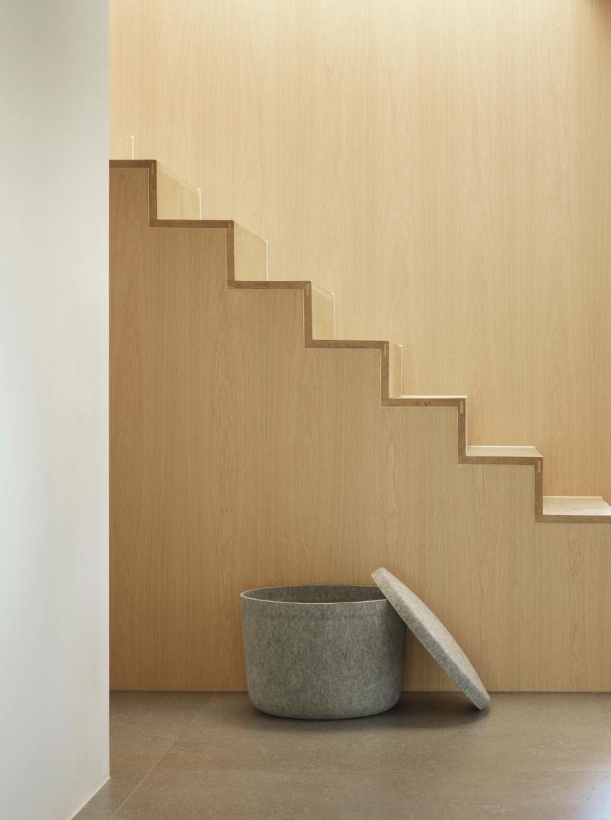 Pouf mit einer Aufbewahrung von Verstecksand