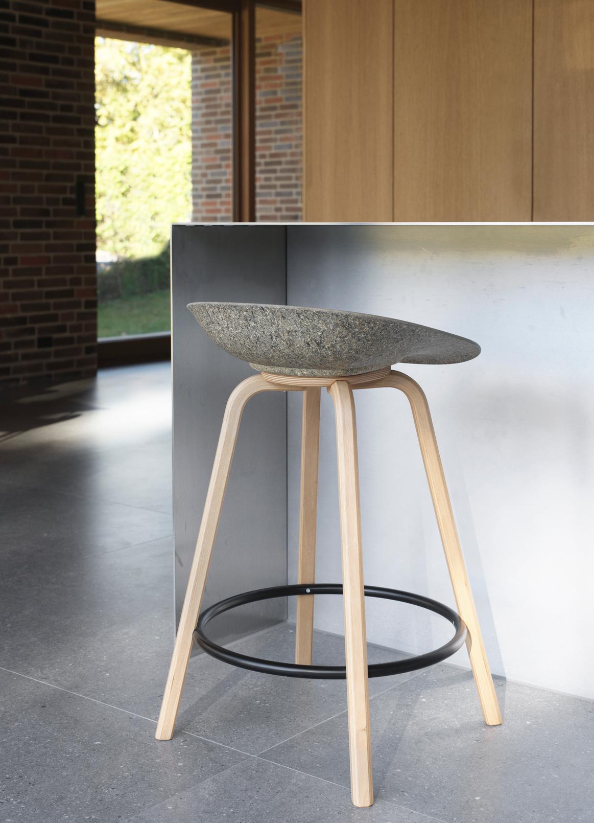 Grüne Mattenstuhl mit einer Buchenbasis