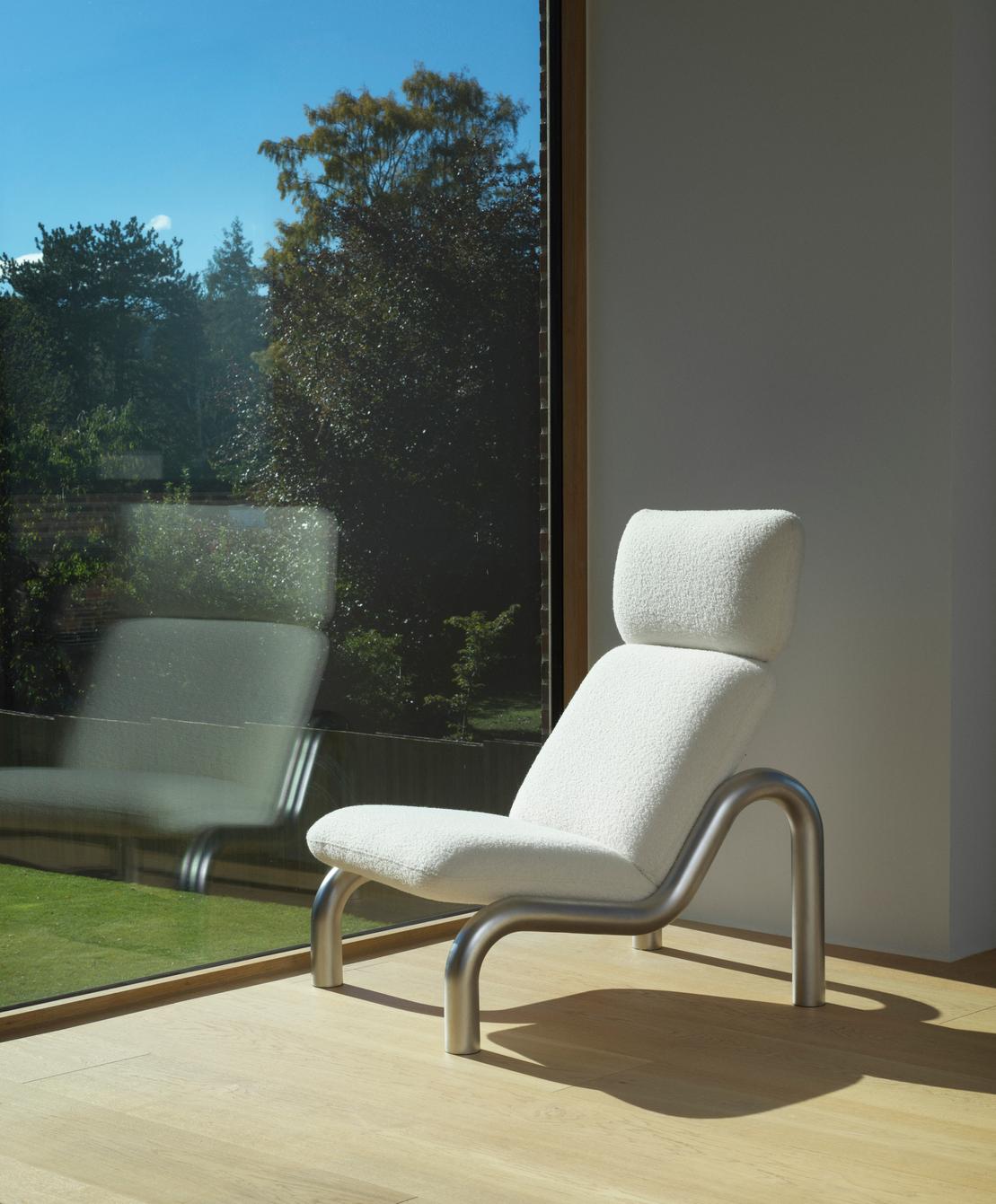 Gestoffeerde fauteuil TUBE met stalen basis