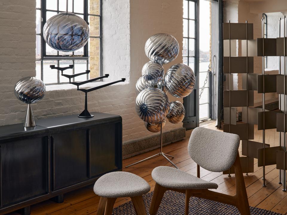 Beige boucle fauteuil SLAB met eiken basis