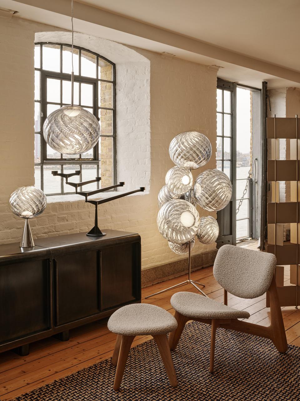 Beige boucle fauteuil SLAB met eiken basis