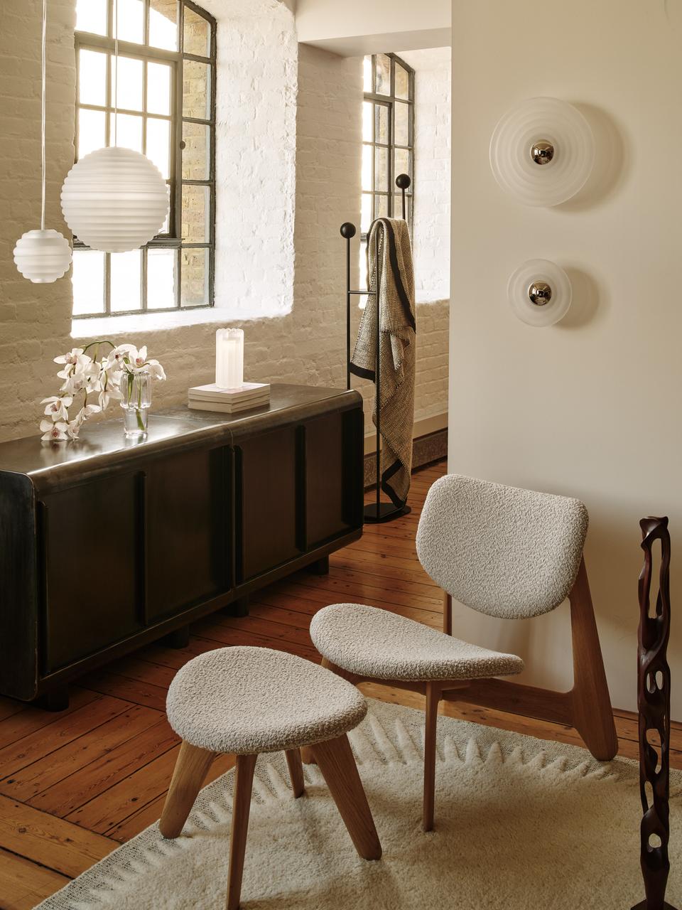 Beige boucle fauteuil SLAB met eiken basis