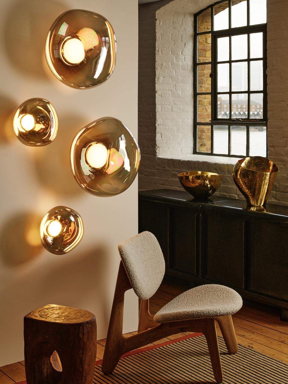 Beige boucle fauteuil SLAB met eiken basis