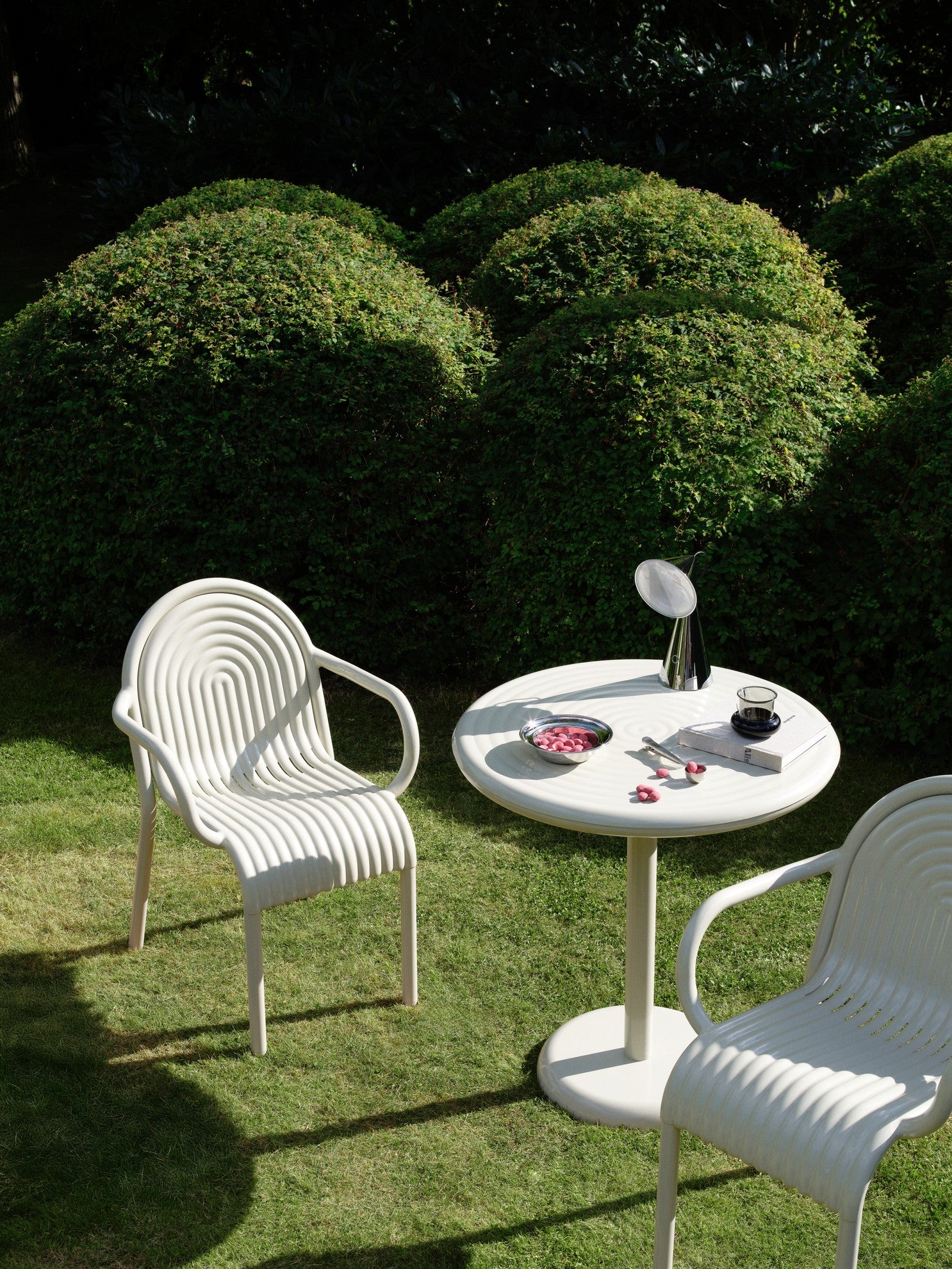 Runder Außentisch GROOVE gebrochenes Weiß