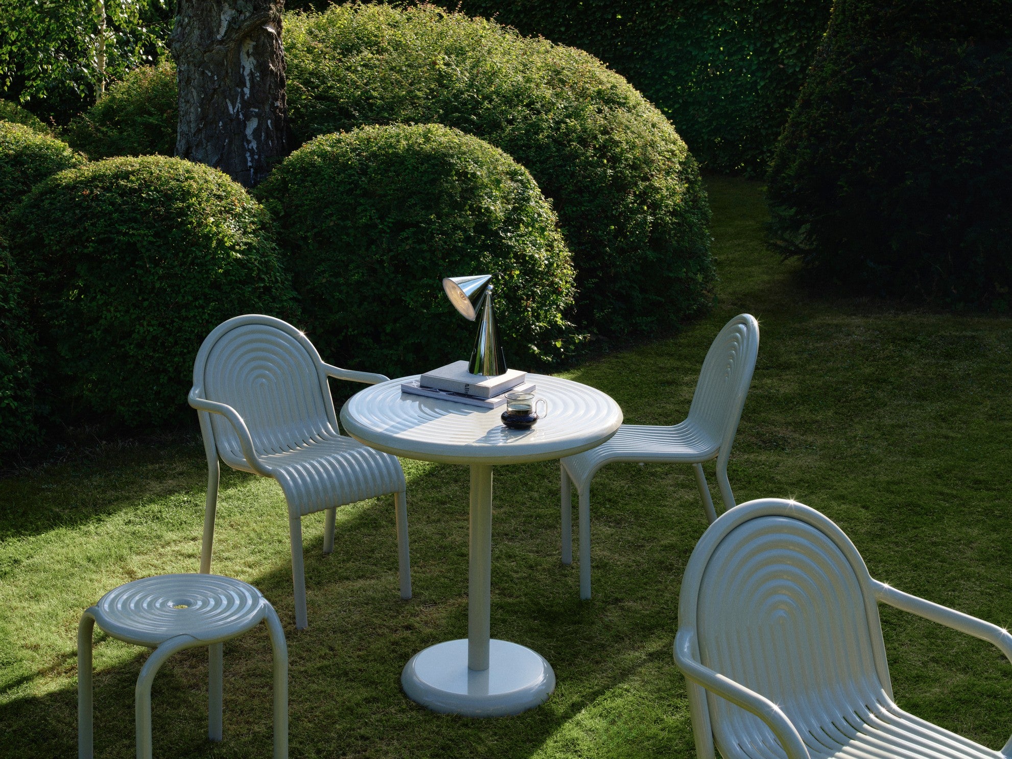 Runder Außentisch GROOVE gebrochenes Weiß