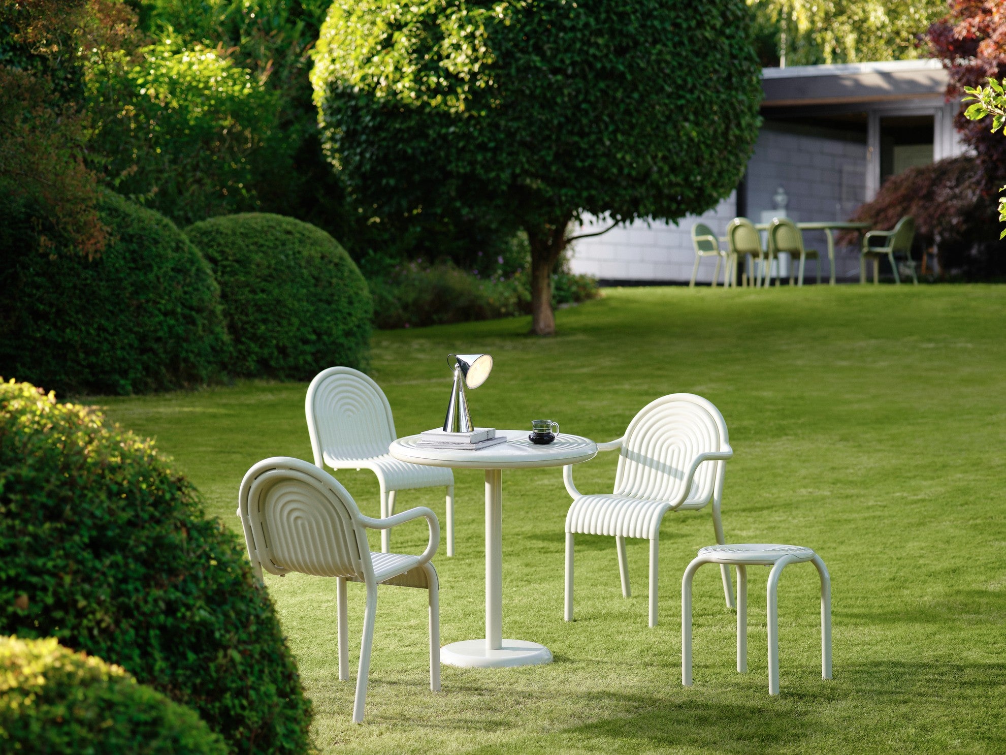 Runder Außentisch GROOVE gebrochenes Weiß