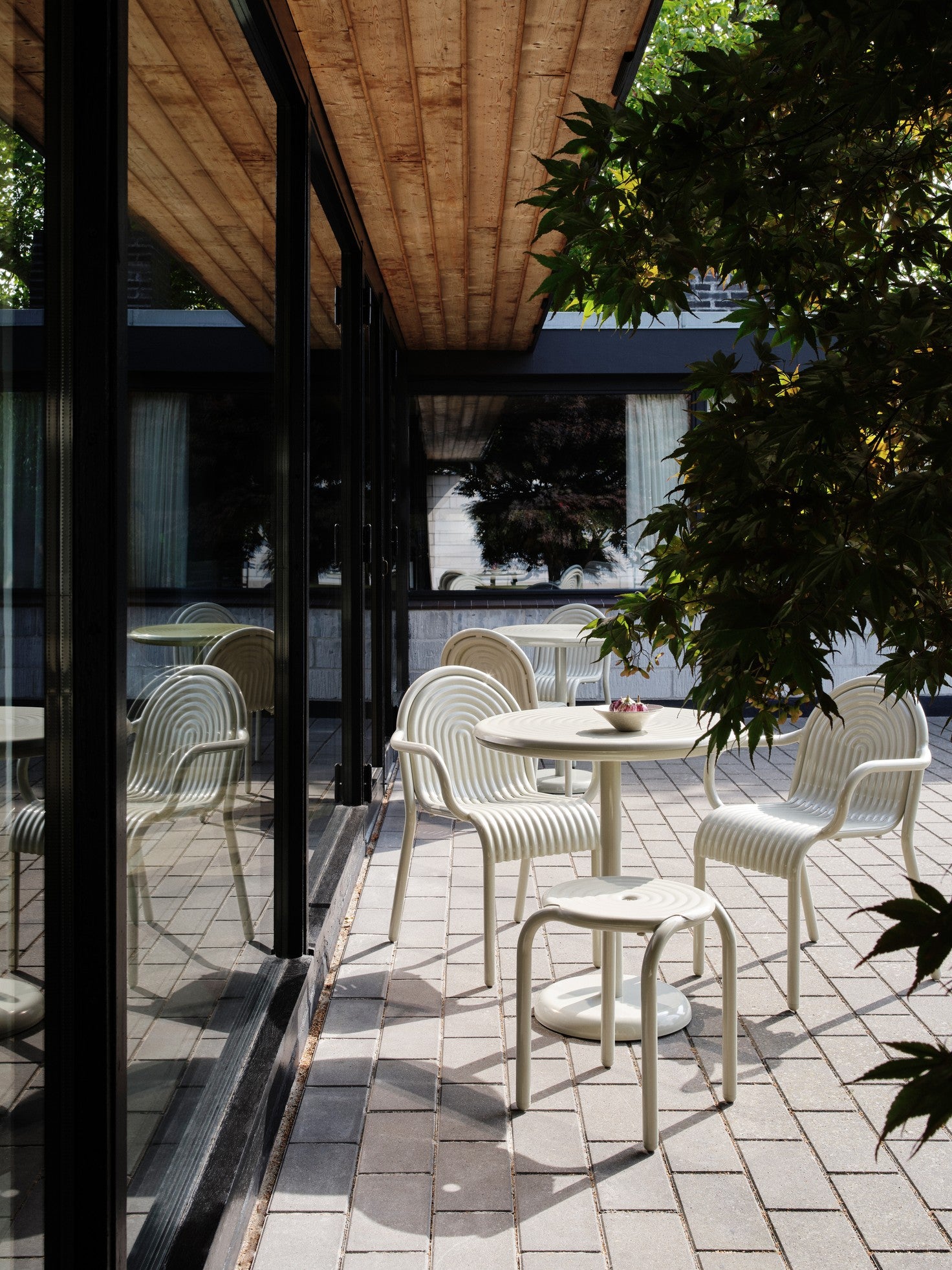 Runder Außentisch GROOVE gebrochenes Weiß