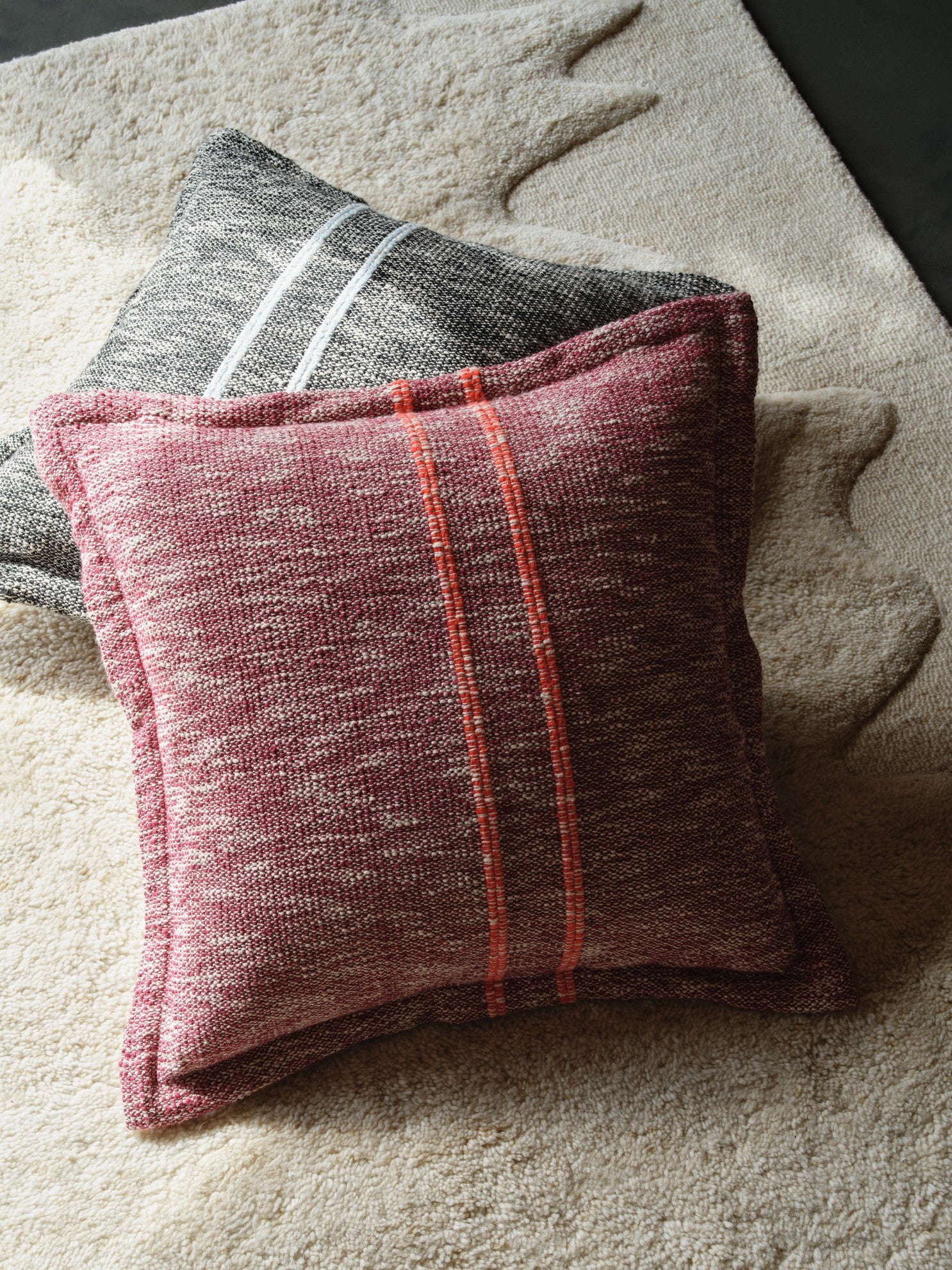 Kussen TRACK bordeauxrood met oranje