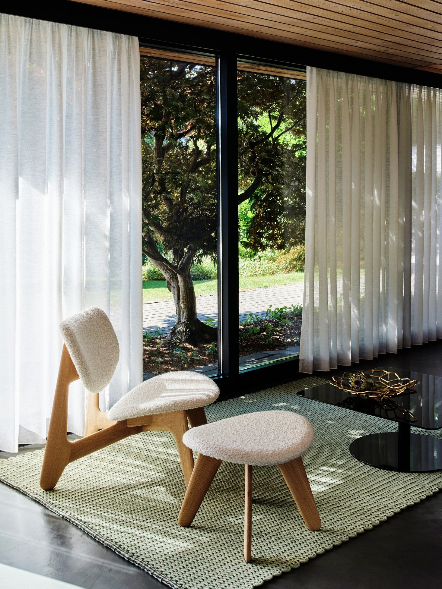 Beige boucle fauteuil SLAB met eiken basis