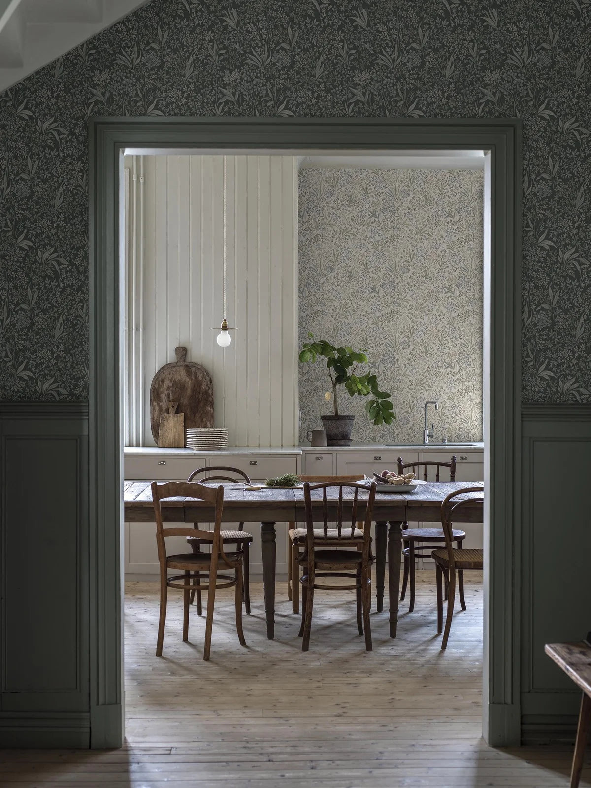 Vlies-Tapete mit pflanzlichem Muster NOCTURNE beige mit grün