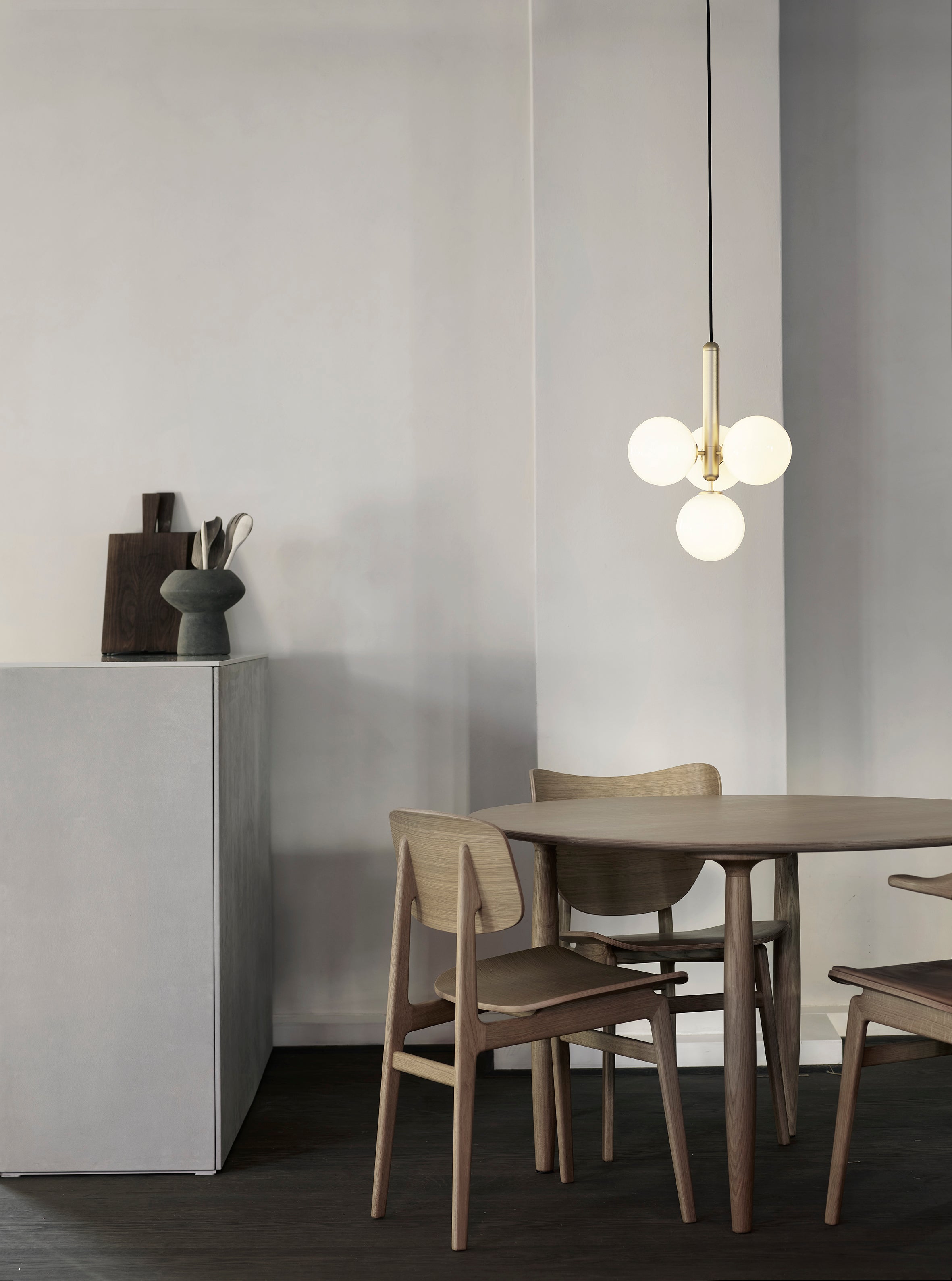 Lampa wisząca MIIRA 4 mosiężny z opalowym szkłem – Nuura