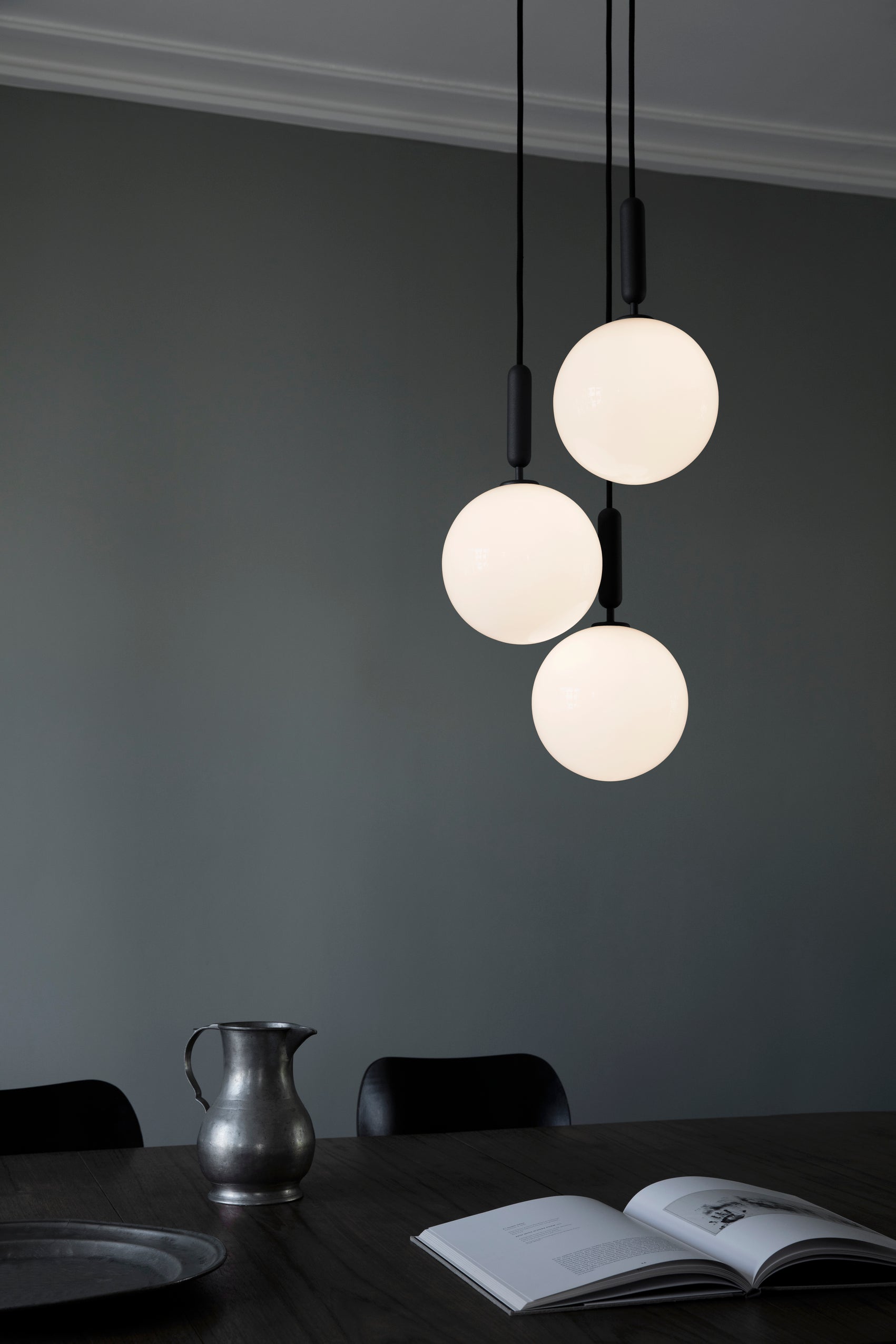 Pendelleuchte MIIRA 3 grafit mit opalem Glas