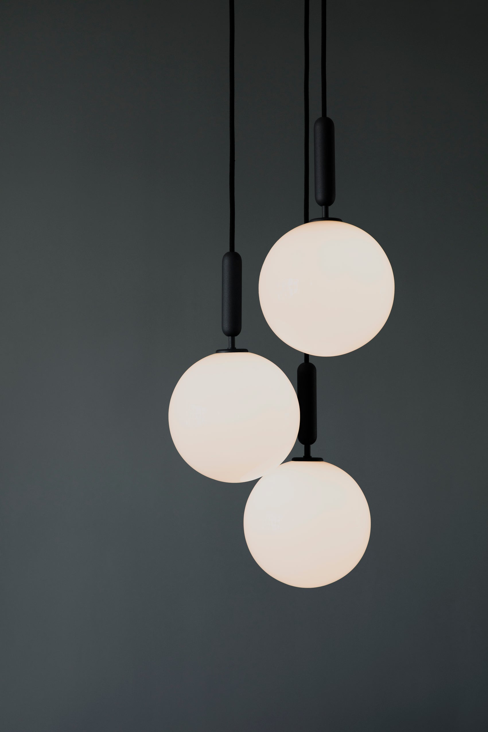 Pendelleuchte MIIRA 3 grafit mit opalem Glas