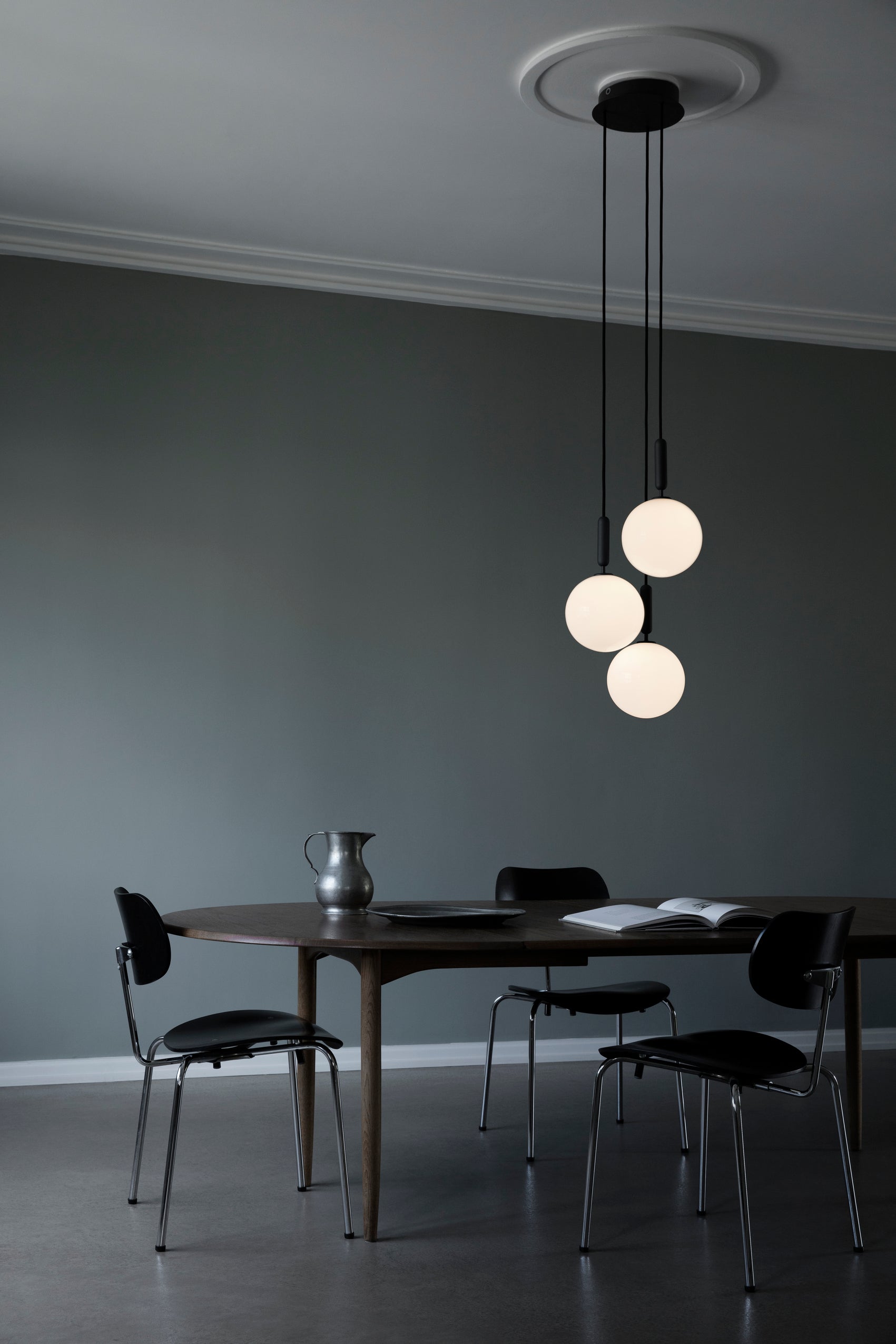 Pendelleuchte MIIRA 3 grafit mit opalem Glas