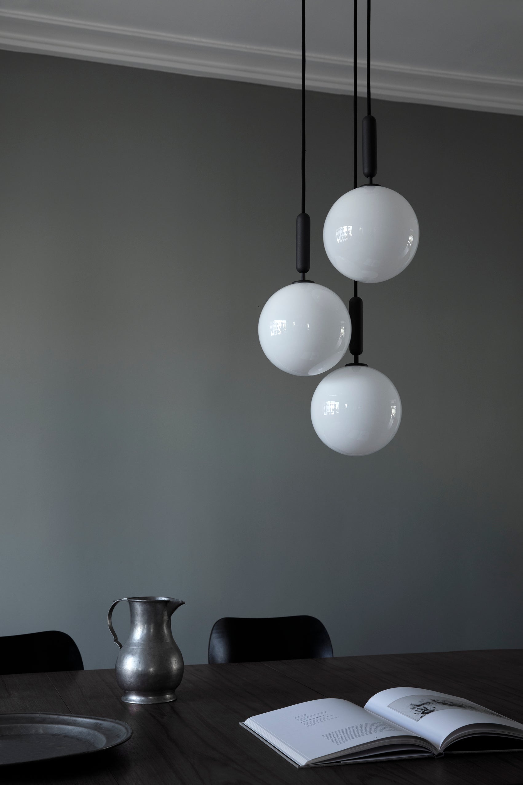 Pendelleuchte MIIRA 3 grafit mit opalem Glas