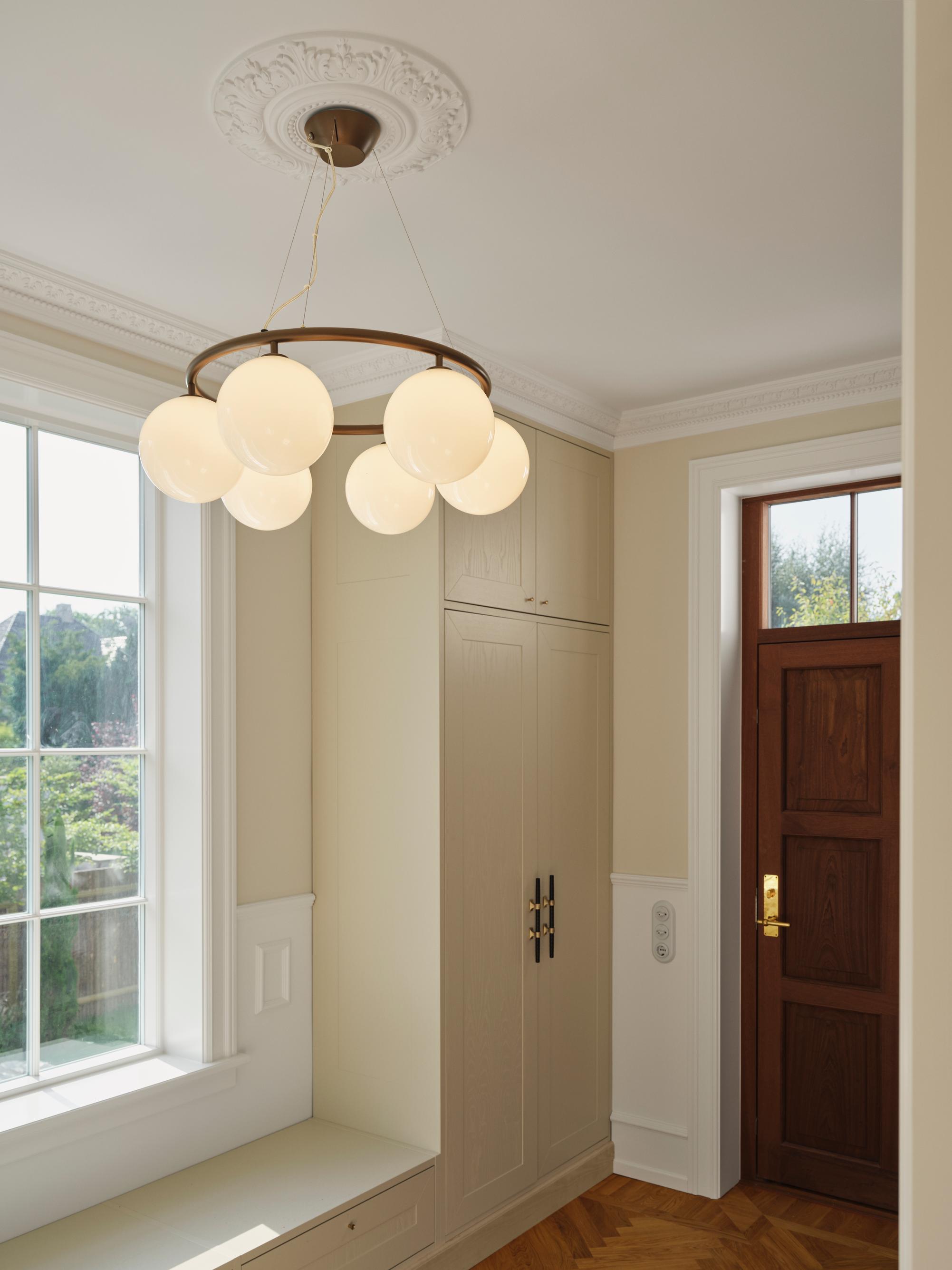Lampa wisząca MIIRA 6 CIRCULAR ciemnobrązowy z opalowym szkłem – Nuura