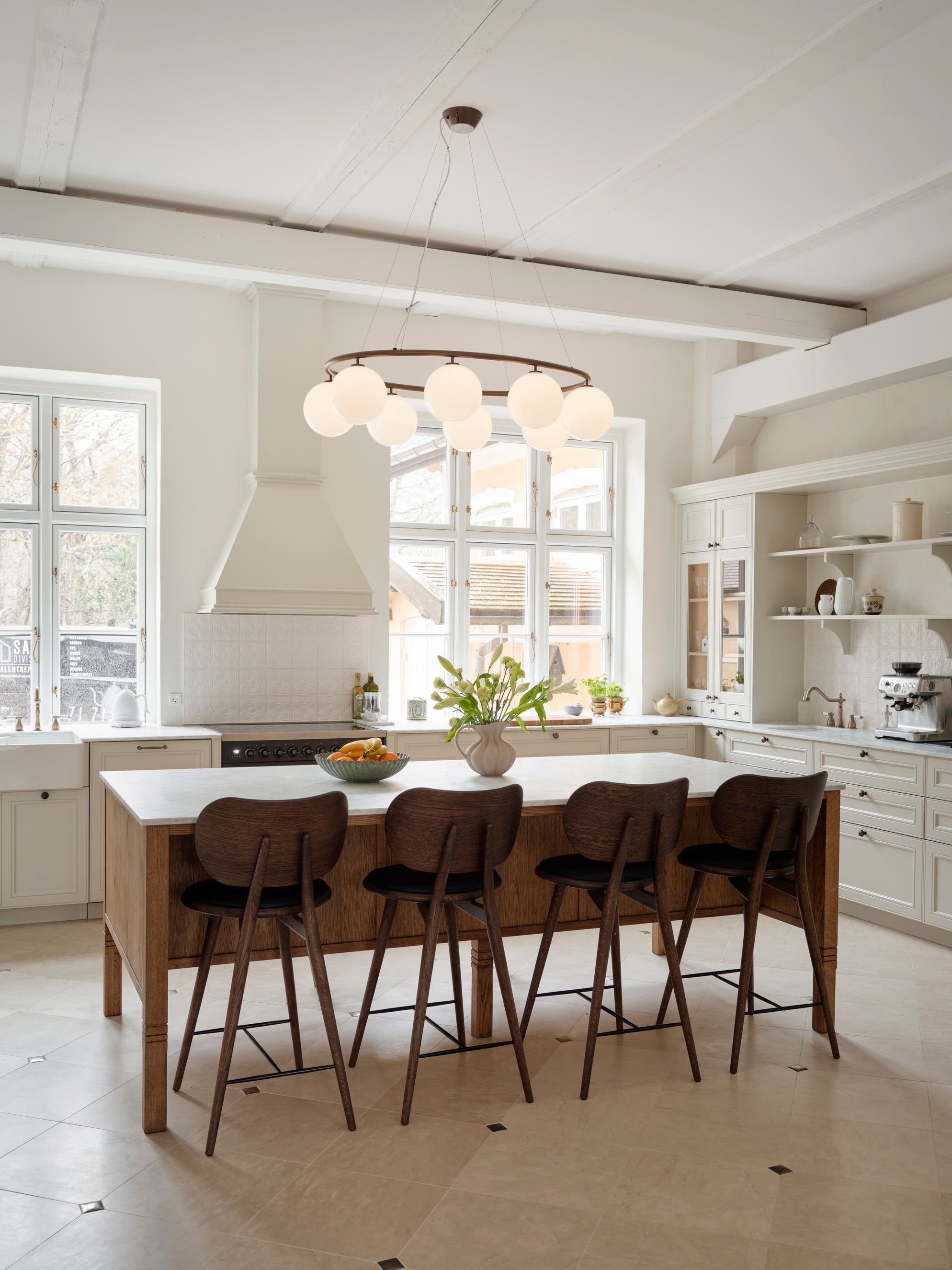 Lampa wisząca MIIRA 8 OVAL ciemnobrązowy z opalowym szkłem – Nuura