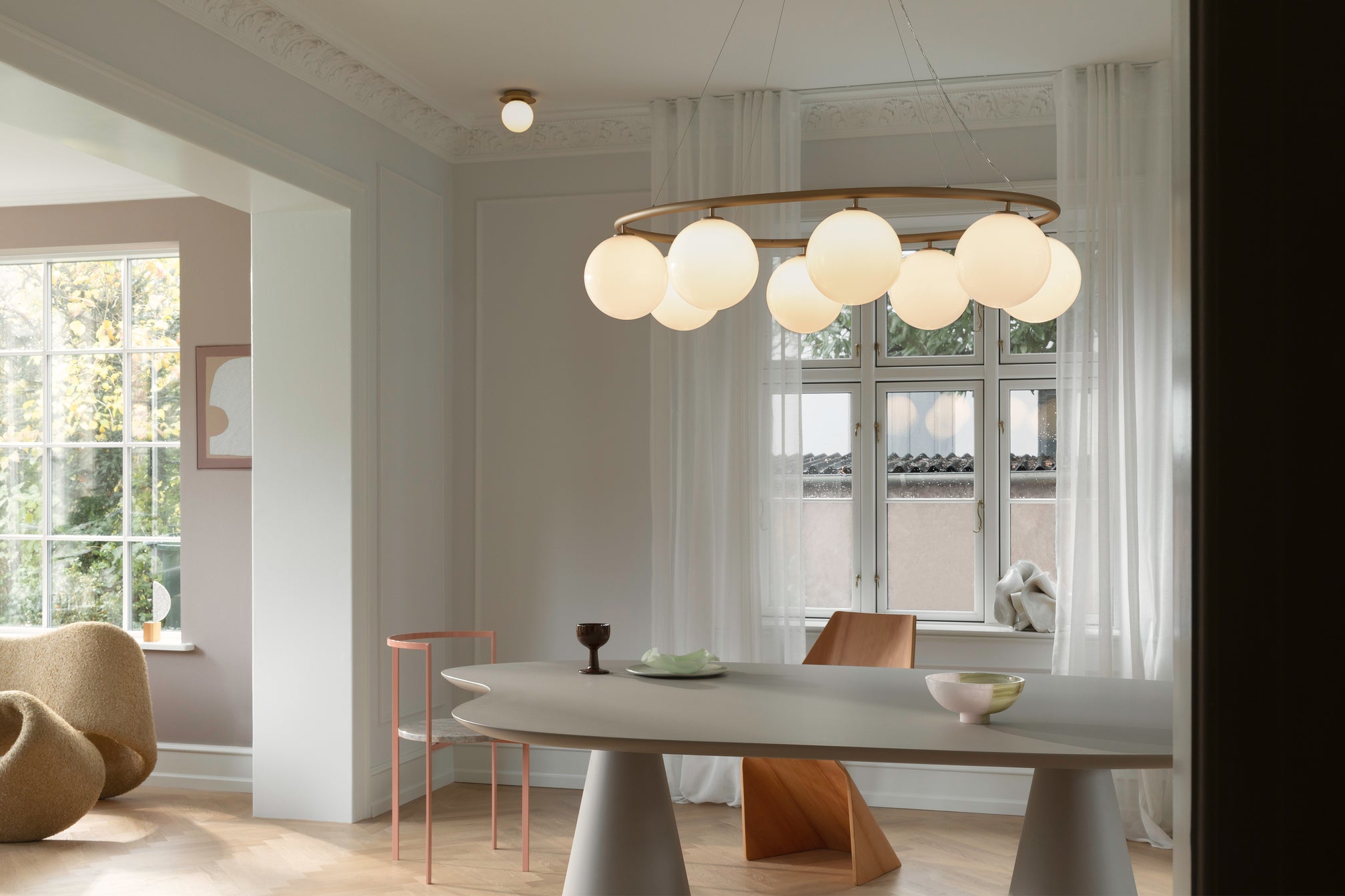 Wandlampe LIILA gold mit opalem Glas