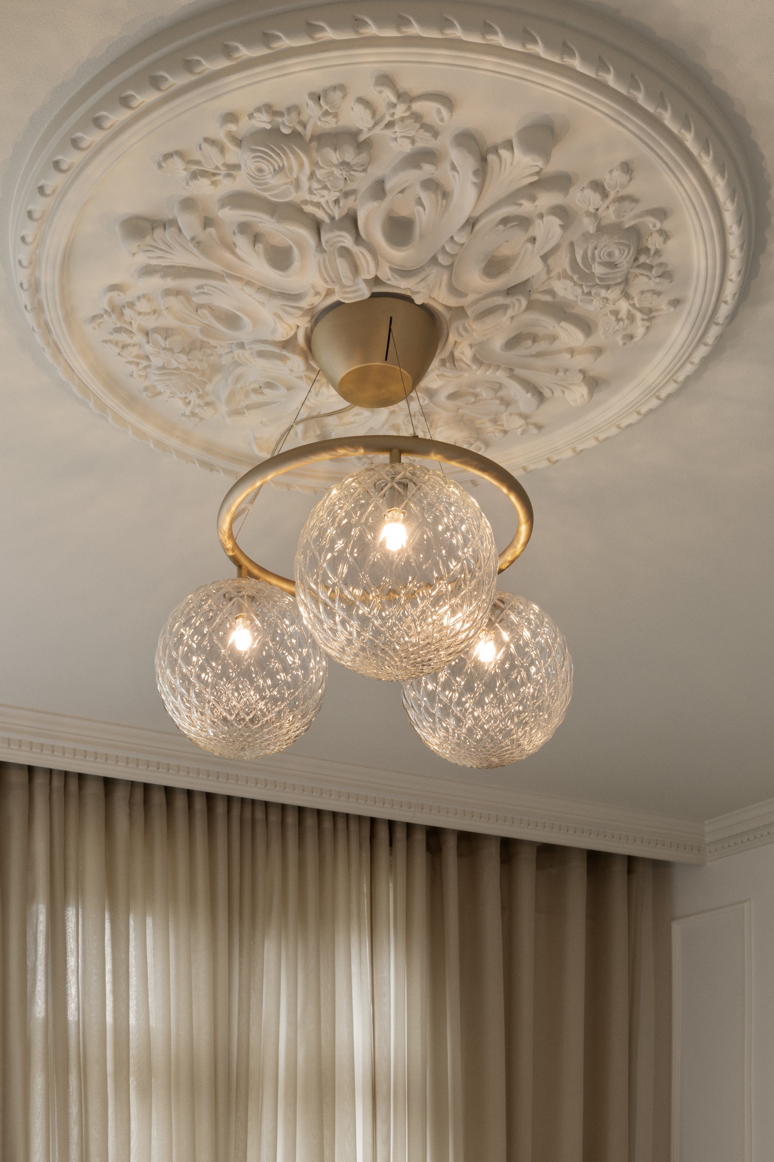 Pendelleuchte MIIRA 3 CIRCULAR aus Messing mit transparentem Glas