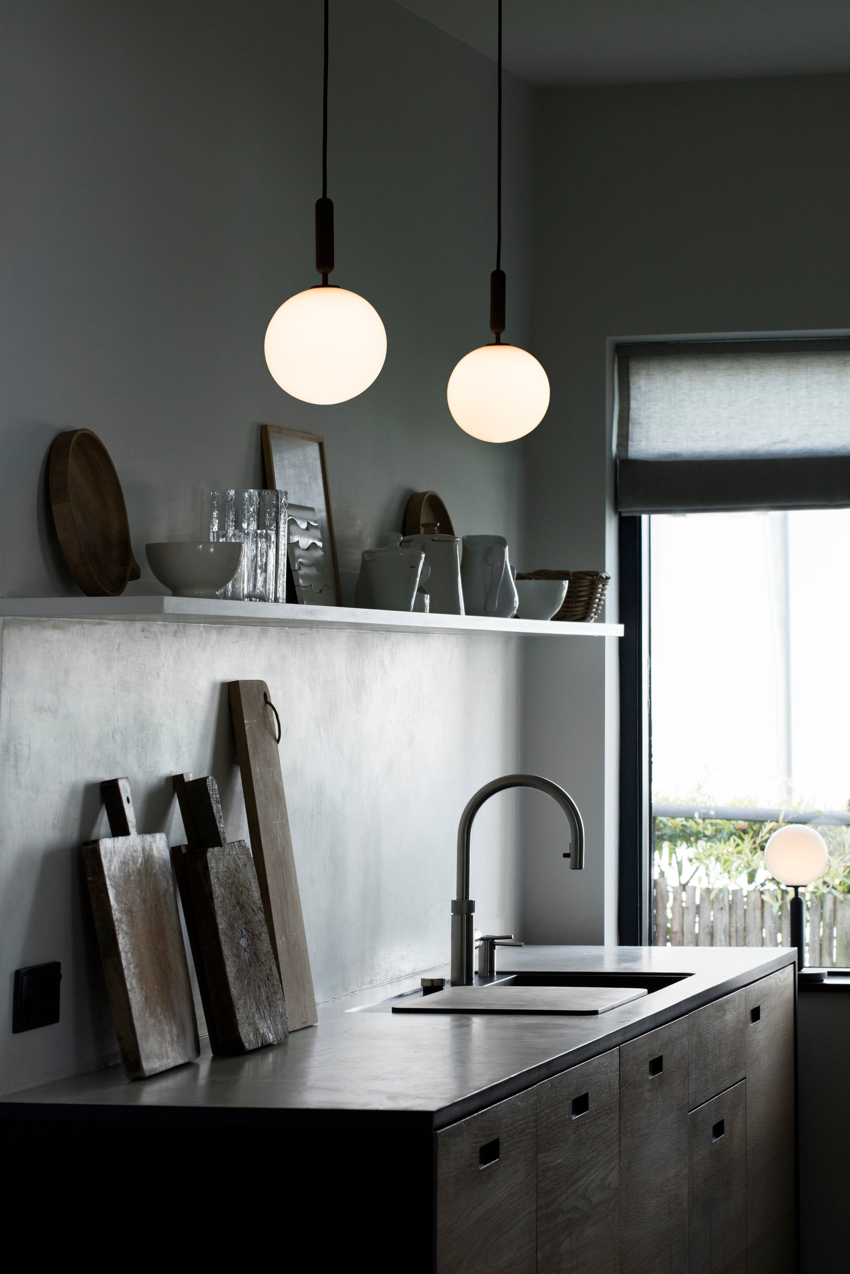 Tischlampe MIIRA grafit mit opalem Glas