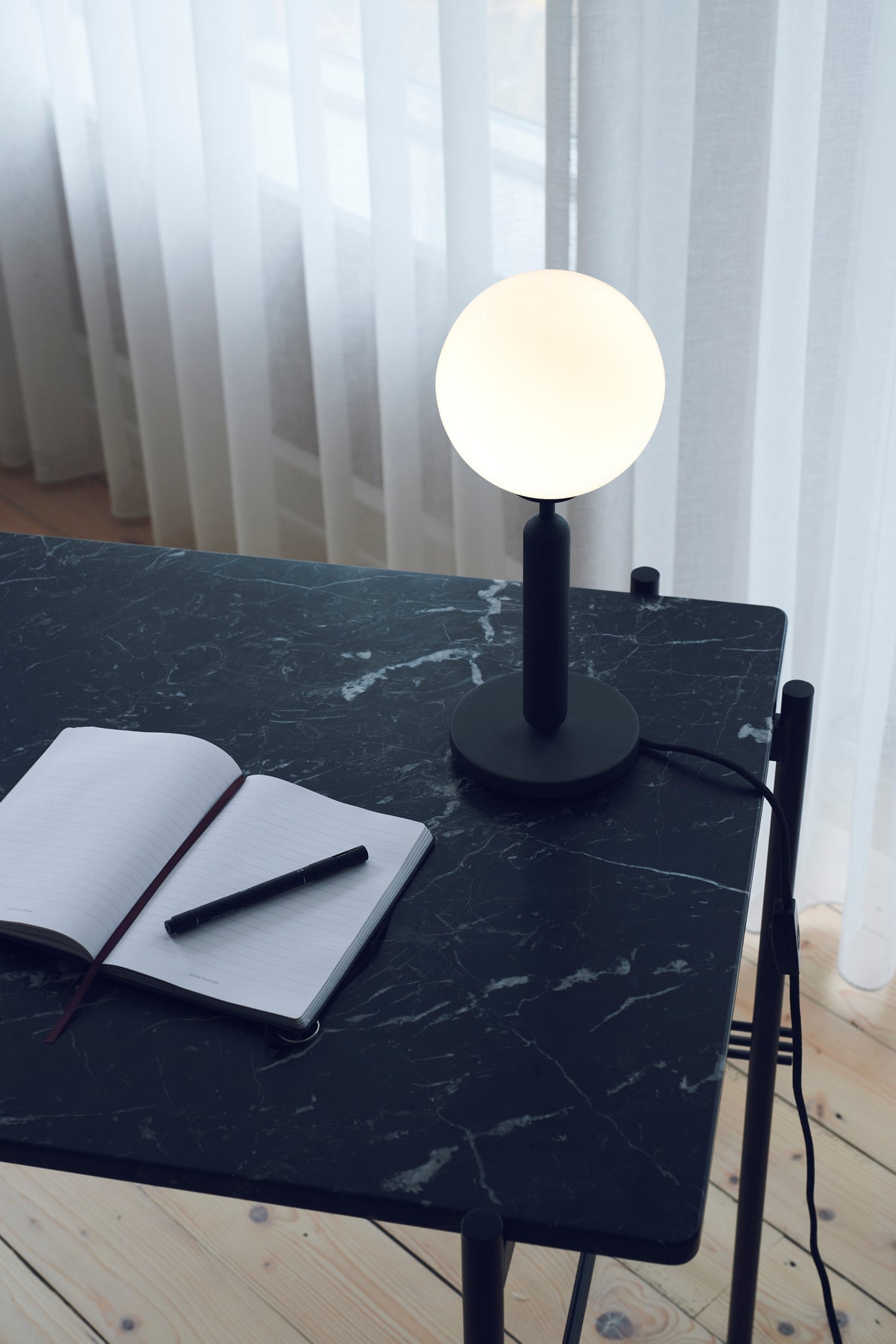 Tischlampe MIIRA grafit mit opalem Glas