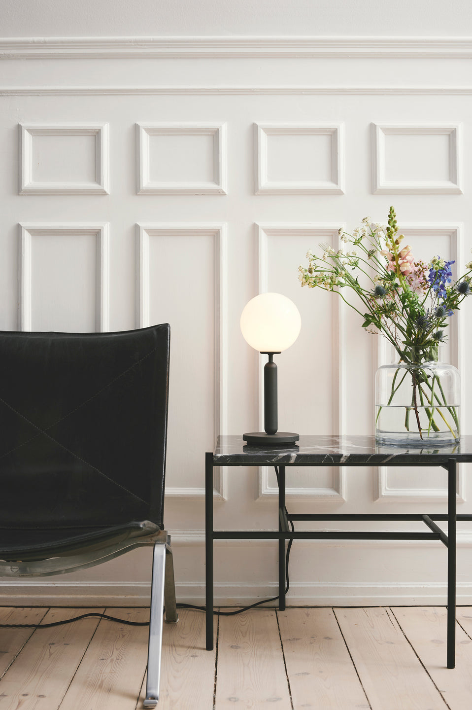 Tischlampe MIIRA grafit mit opalem Glas