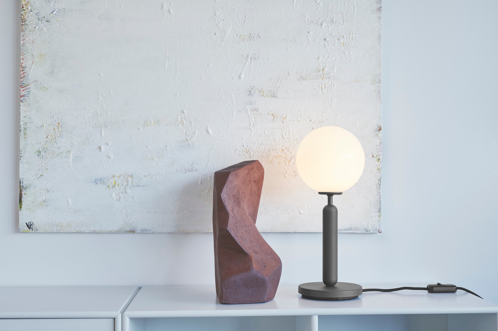 Tischlampe MIIRA grafit mit opalem Glas