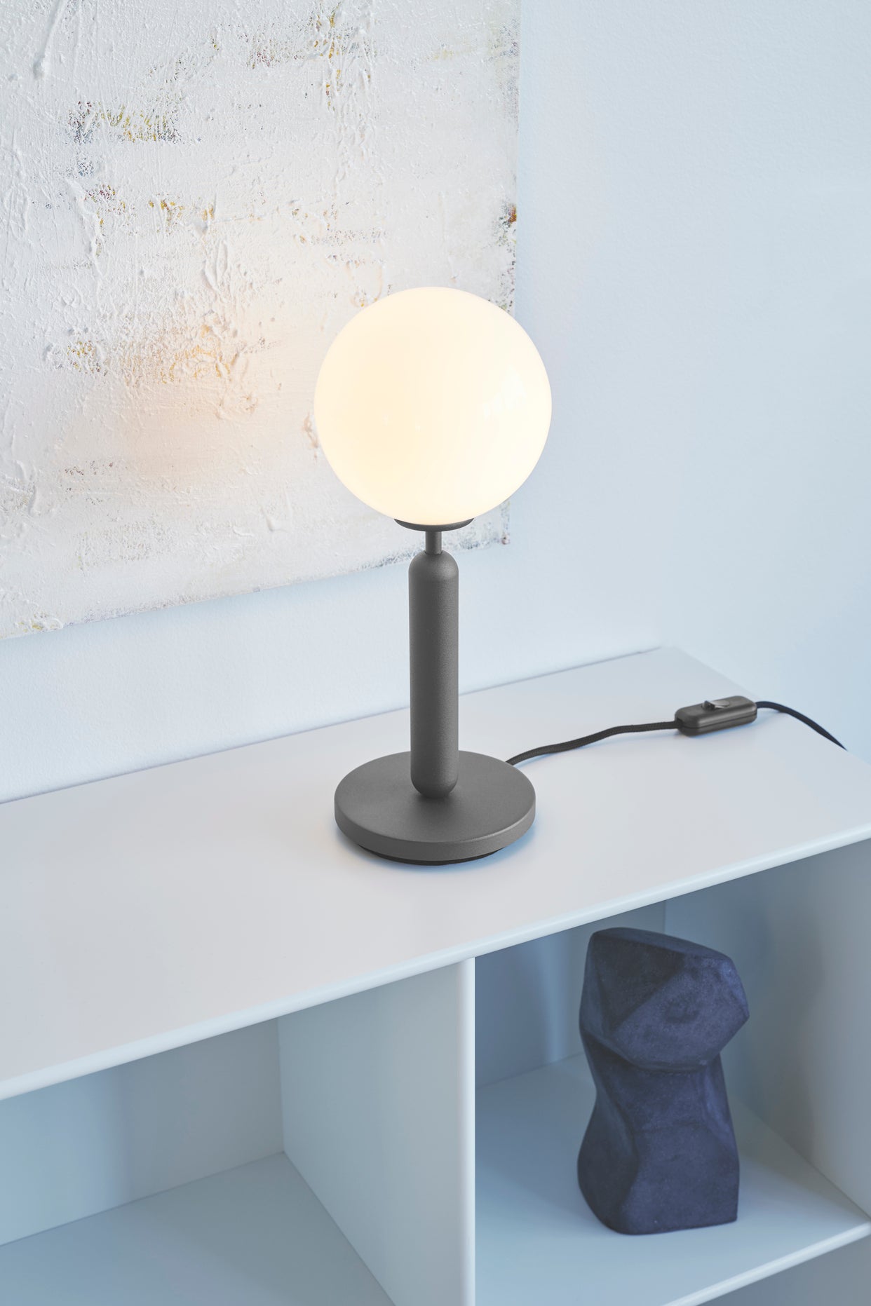 Tischlampe MIIRA grafit mit opalem Glas