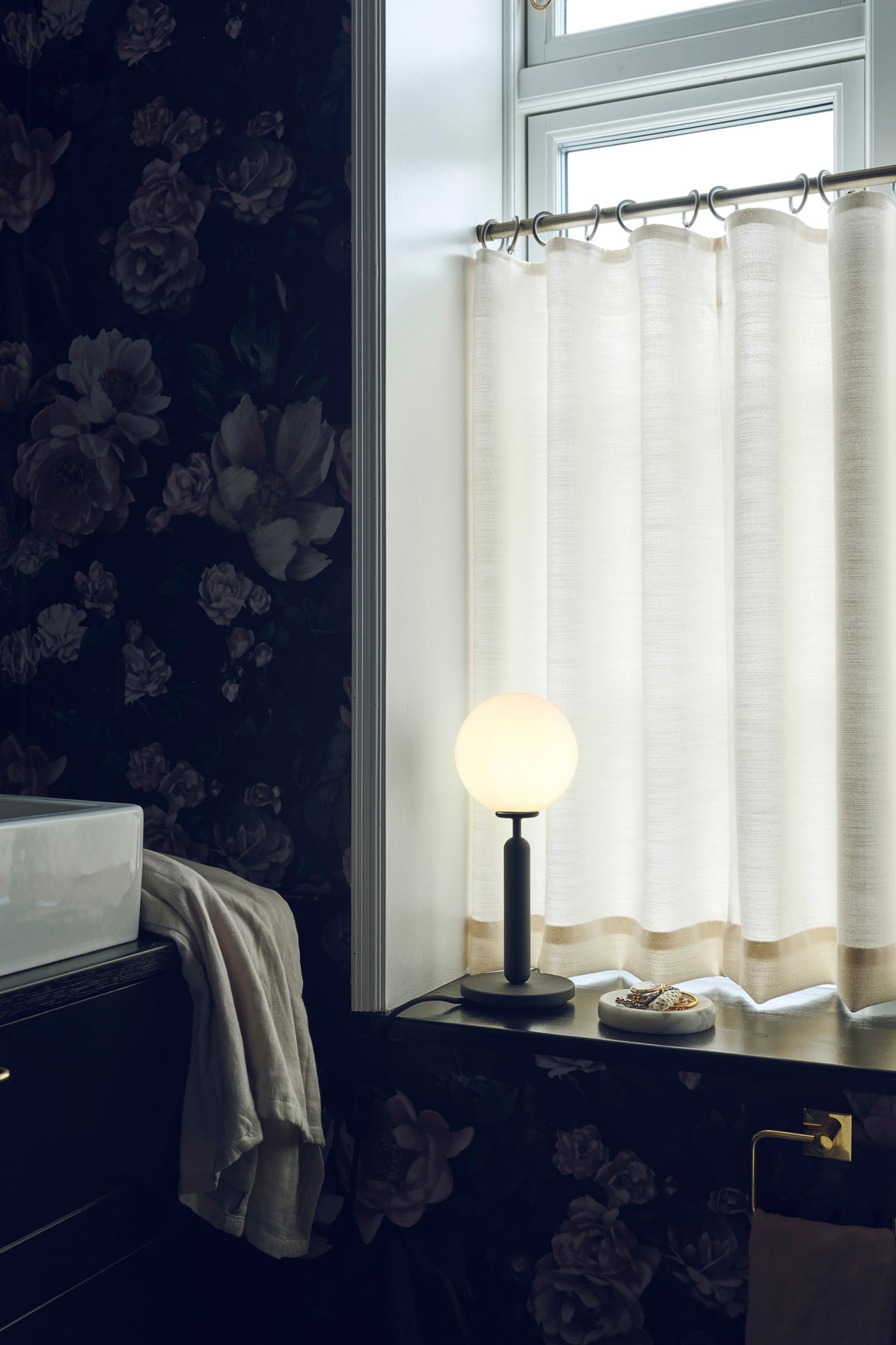 Tischlampe MIIRA grafit mit opalem Glas