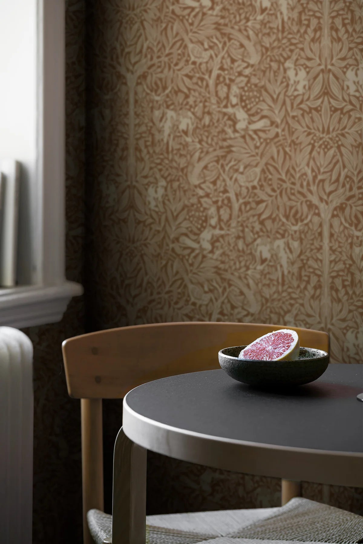 Behang met plantenpatroon en bosmotief ONDER DE VELDPLANT bruin met wit