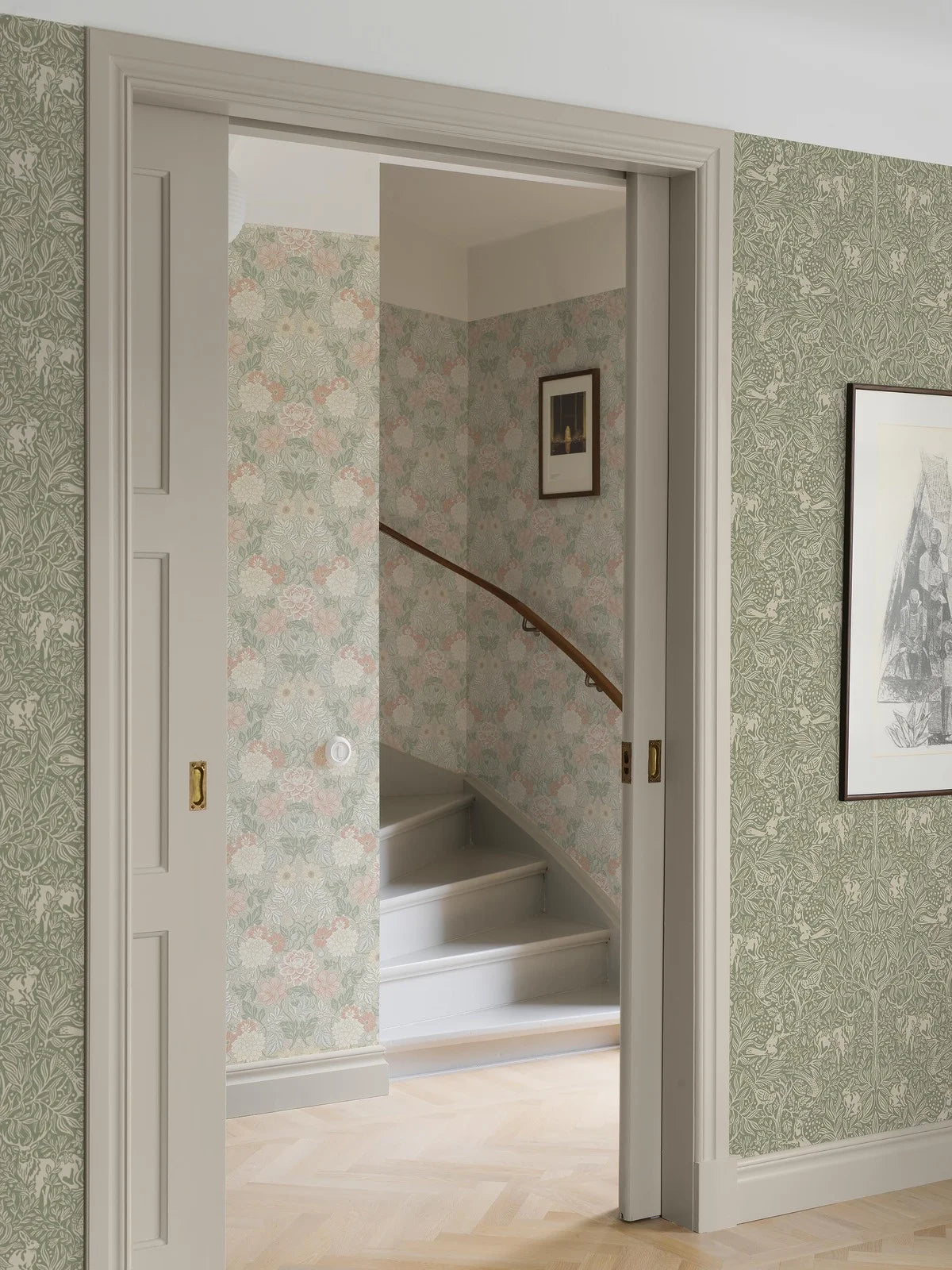 Behang met plantaal patroon en bosmotief ONDER DE VELDPLANT groene met witte