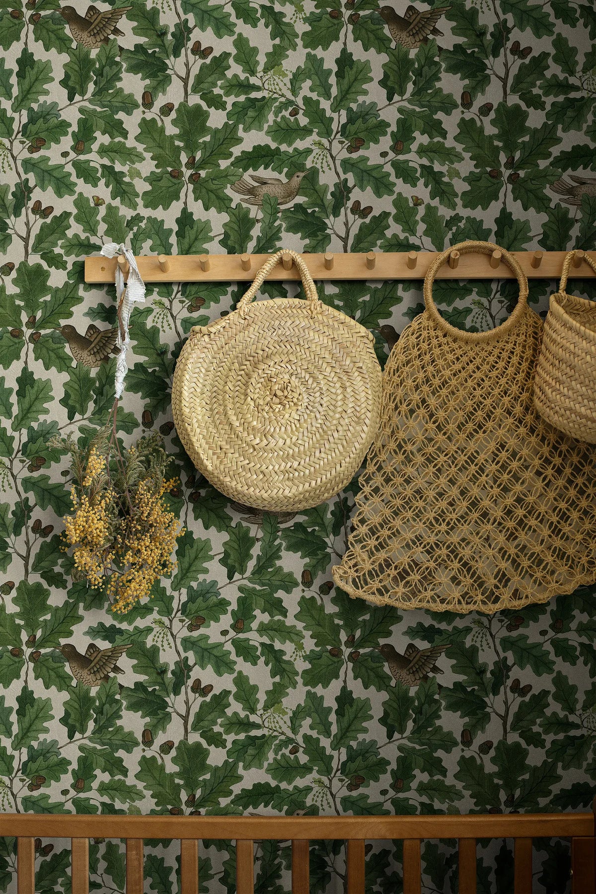 Behang met een plantmotief van bladeren en vogels IN THE OAK groen met wit