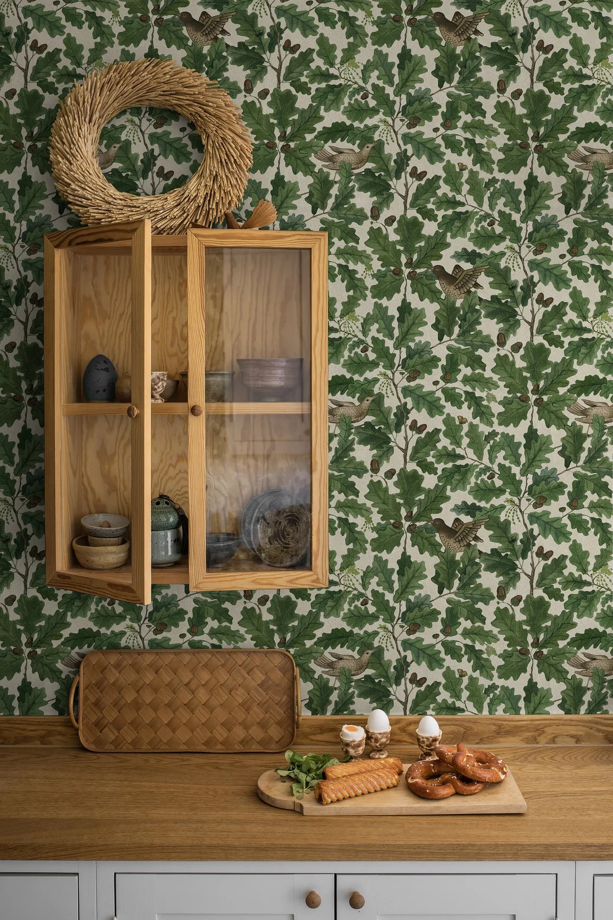 Behang met een plantmotief van bladeren en vogels IN THE OAK groen met wit