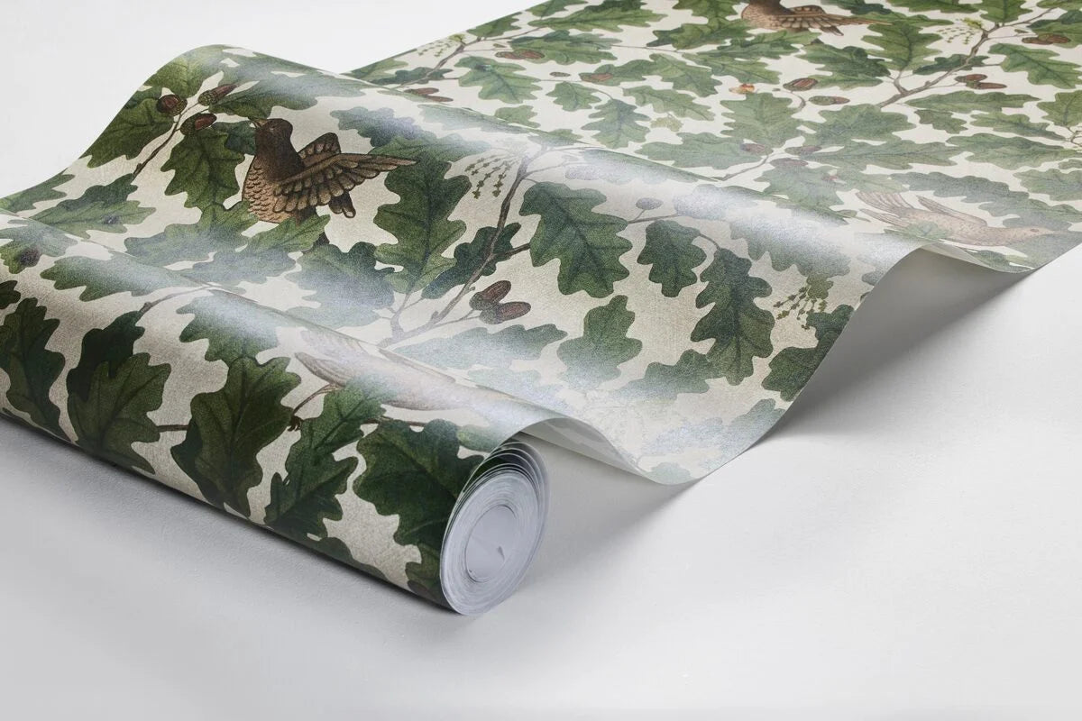 Behang met een plantmotief van bladeren en vogels IN THE OAK groen met wit