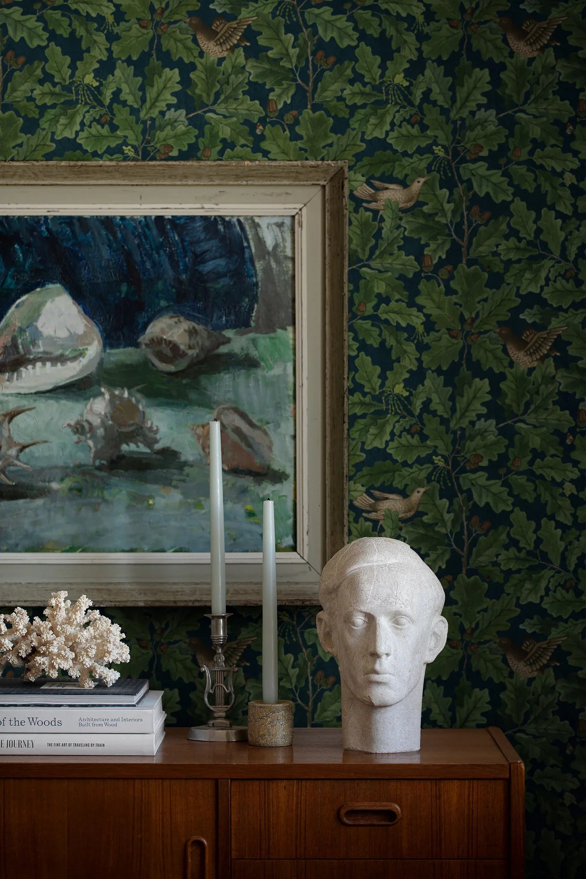 Tapete mit pflanzlichem Blattmotiv IN THE OAK dunkelblau mit grün