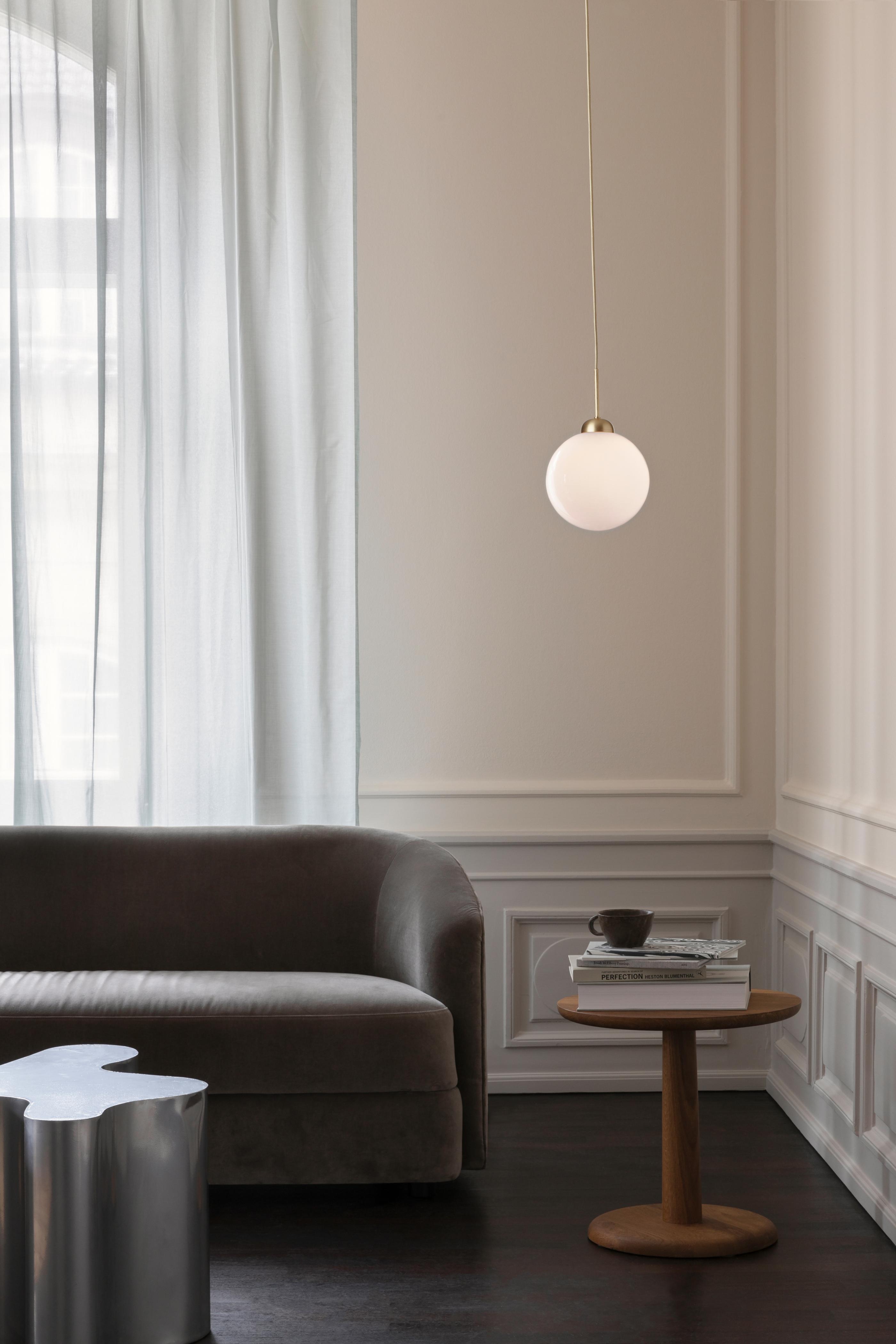 Hanglamp APIALES messing met opaalglas