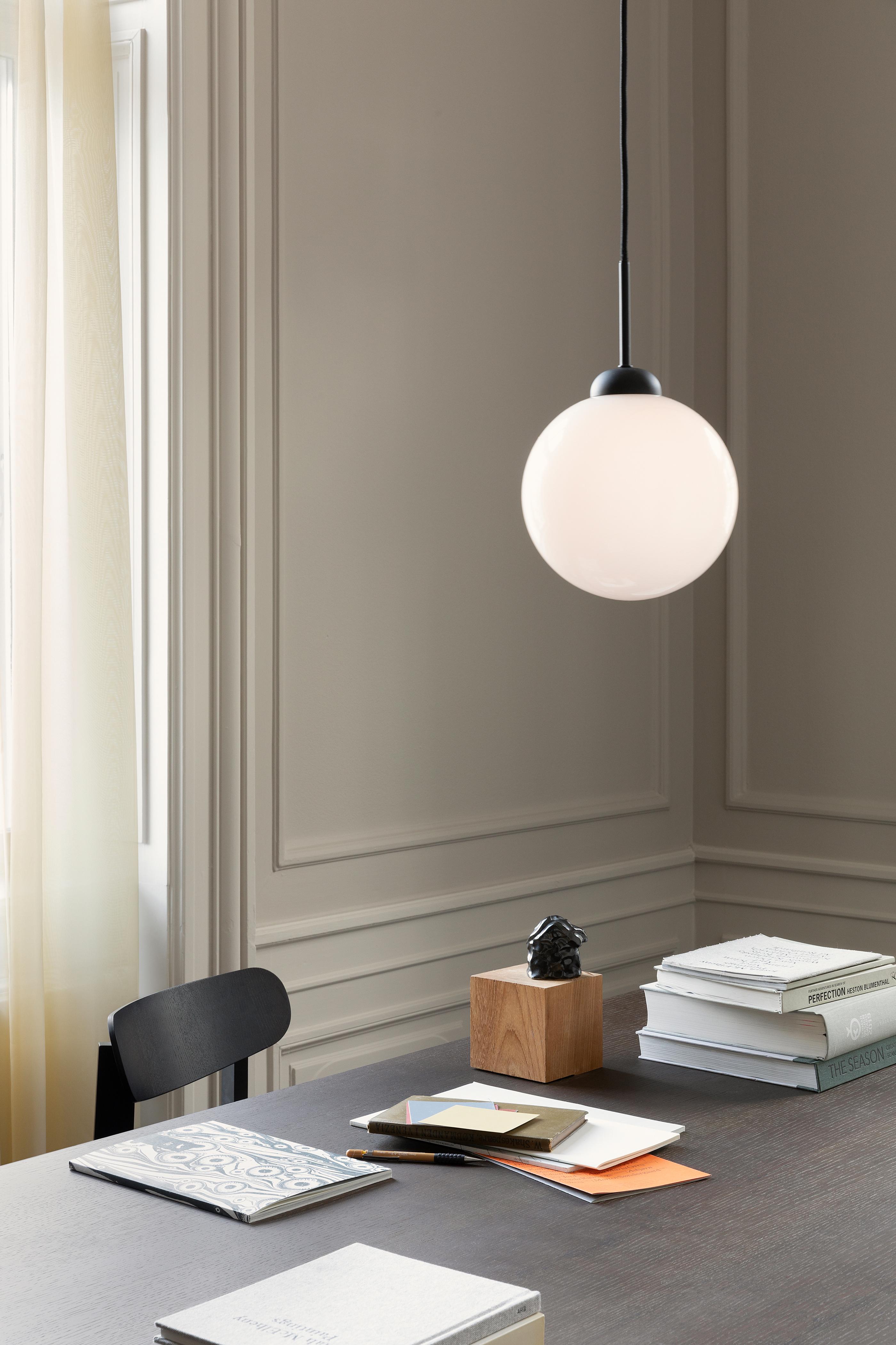 Lampa wisząca APIALES czarny z opalowym szkłem – Nuura