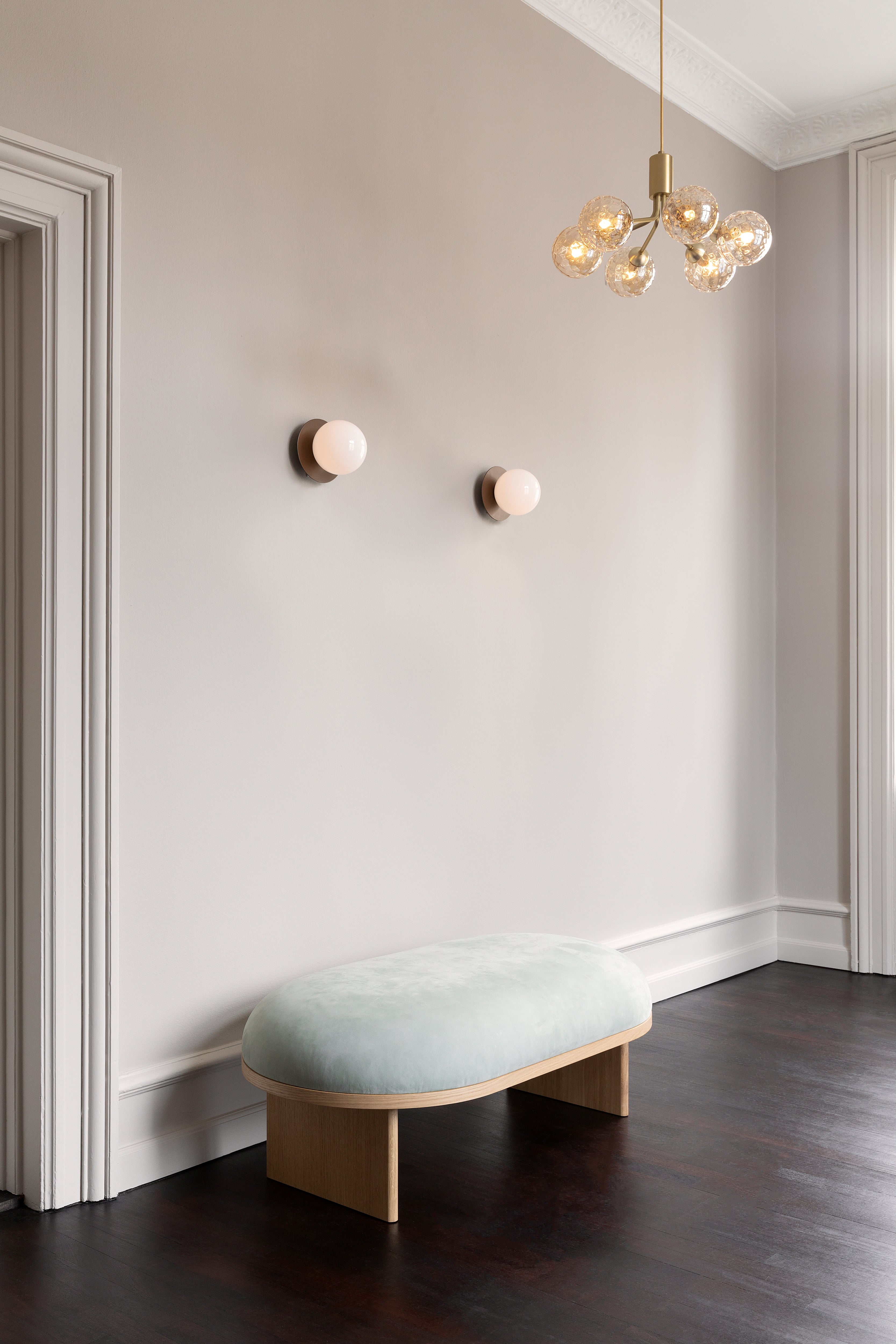 Wandlampe LIILA dunkelbraun mit opalem Glas