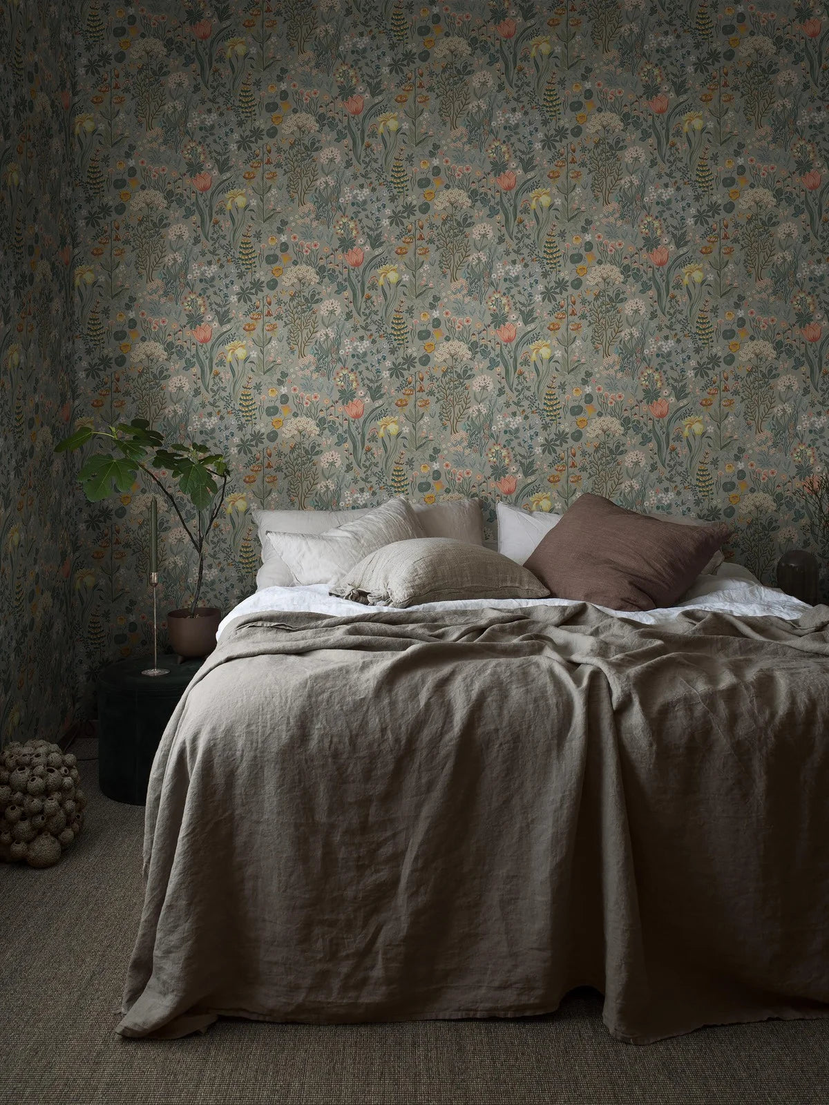Tapete mit floralem Blumenmuster BLOMSTERHAV grau mit grün
