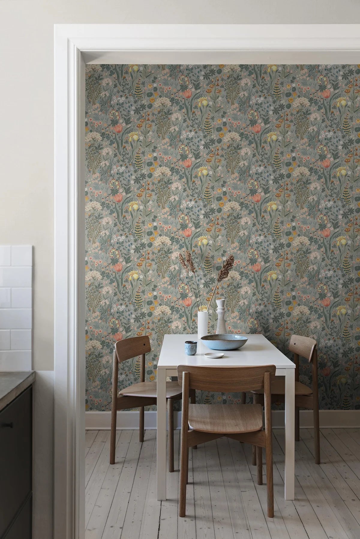 Tapete mit floralem Blumenmuster BLOMSTERHAV grau mit grün