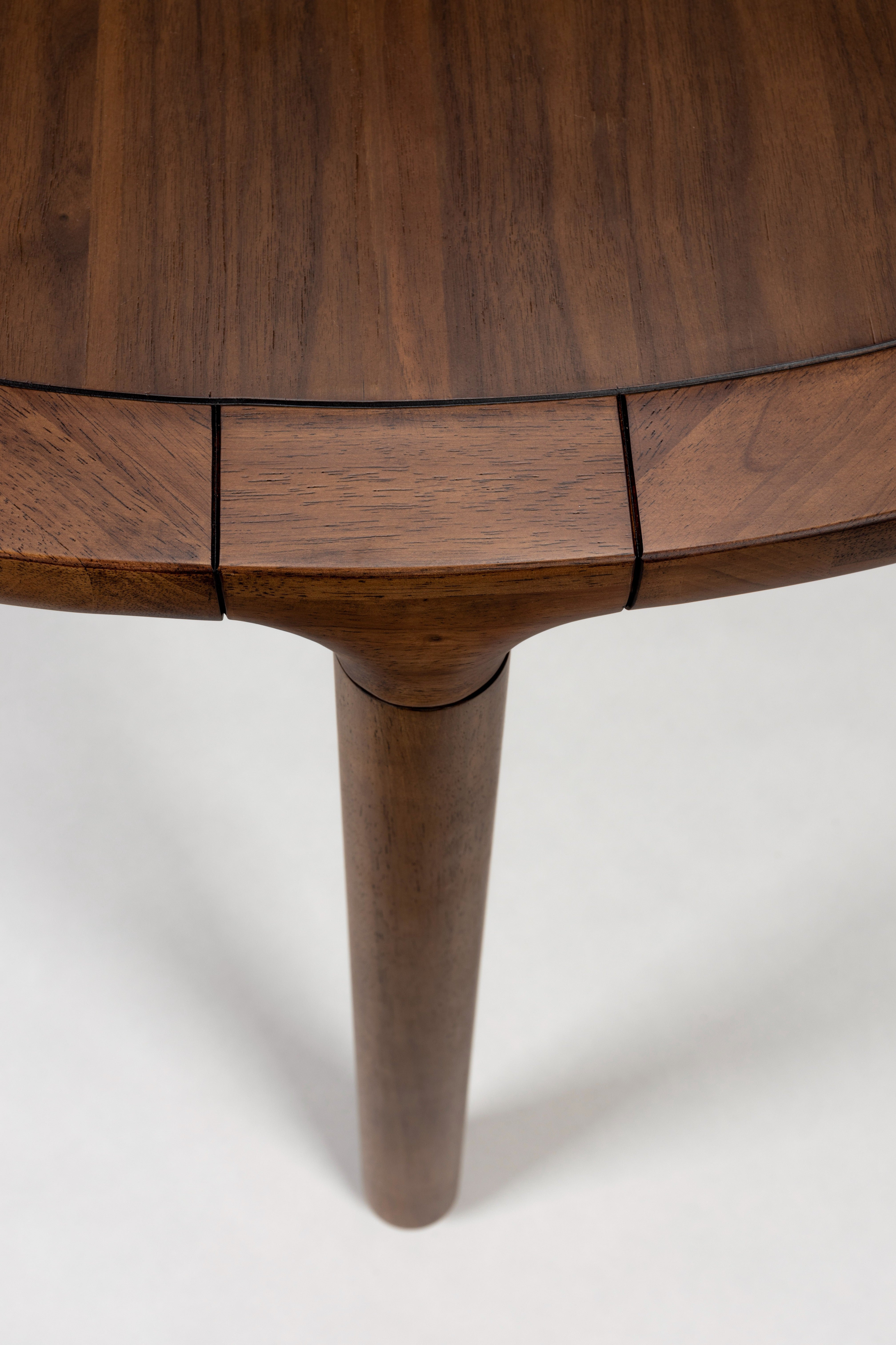 Ronde tafel STORM notenhout
