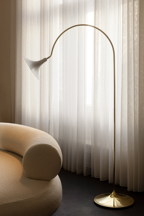 Vloerlamp PETALII wit met een messing voet
