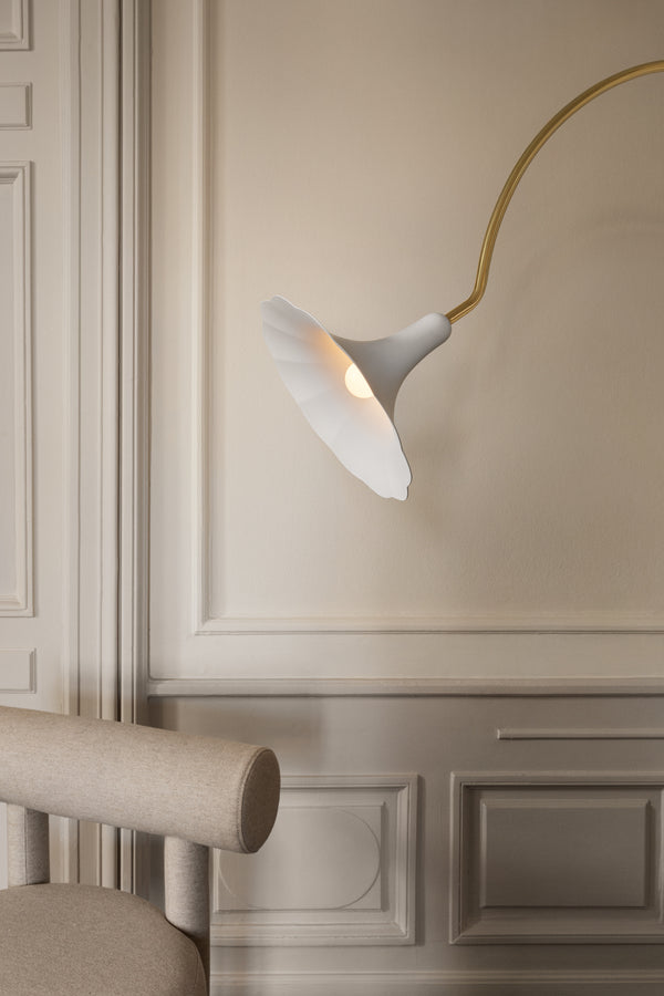 Vloerlamp PETALII wit met een messing voet