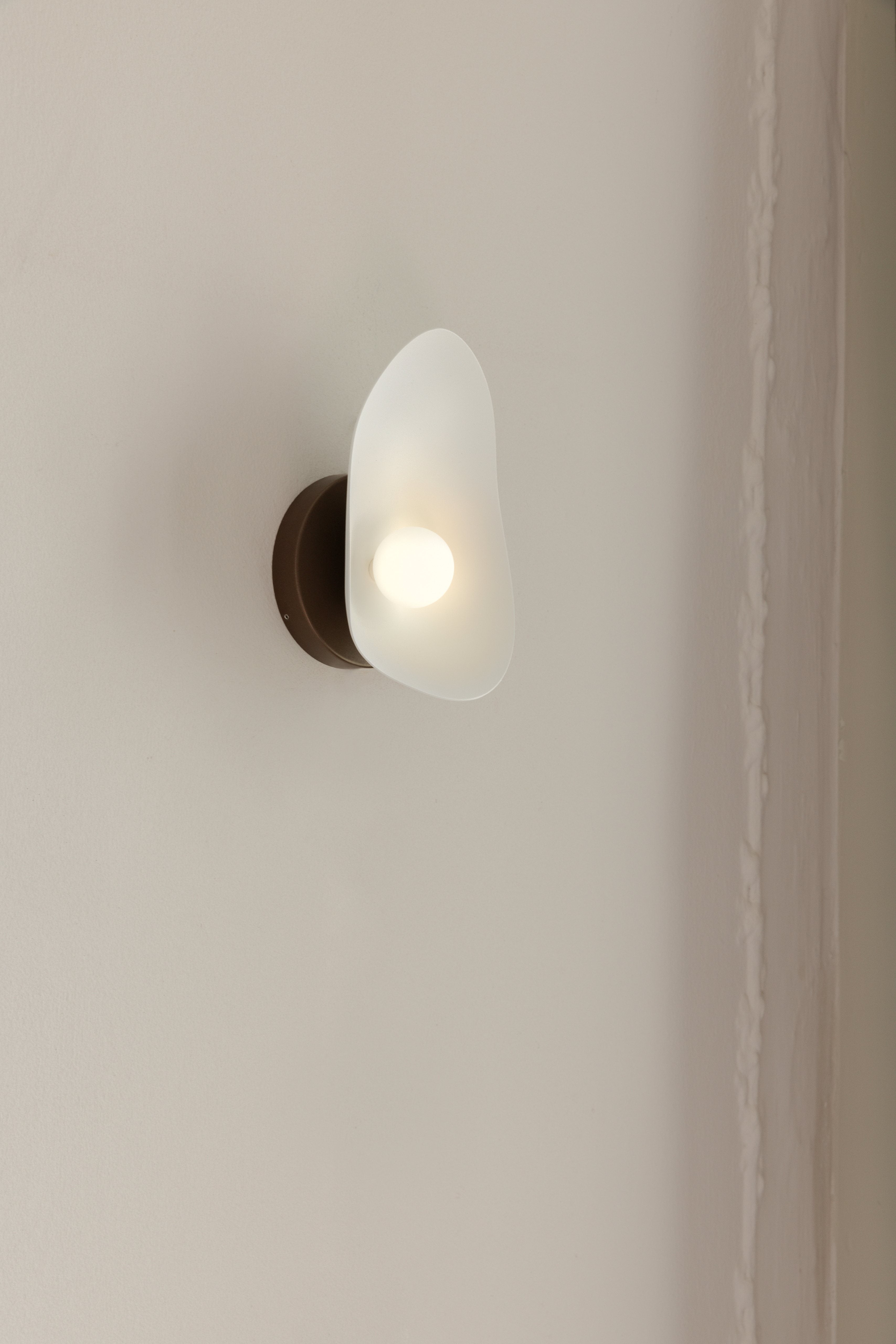 Lampa ścienna FLORII ciemnobrązowy z białym – Nuura