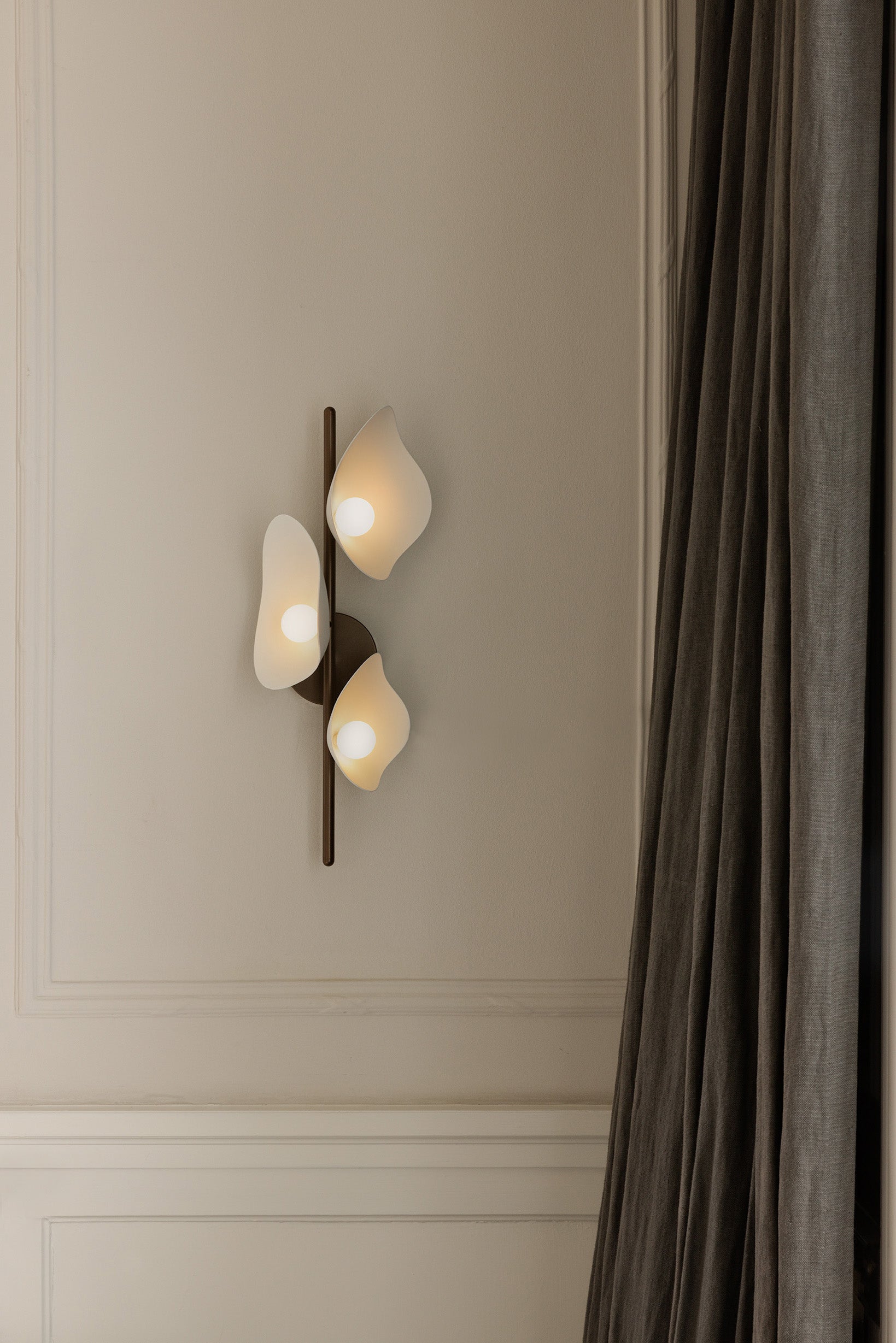 Lampa ścienna FLORII 3 ciemnobrązowy z białym – Nuura