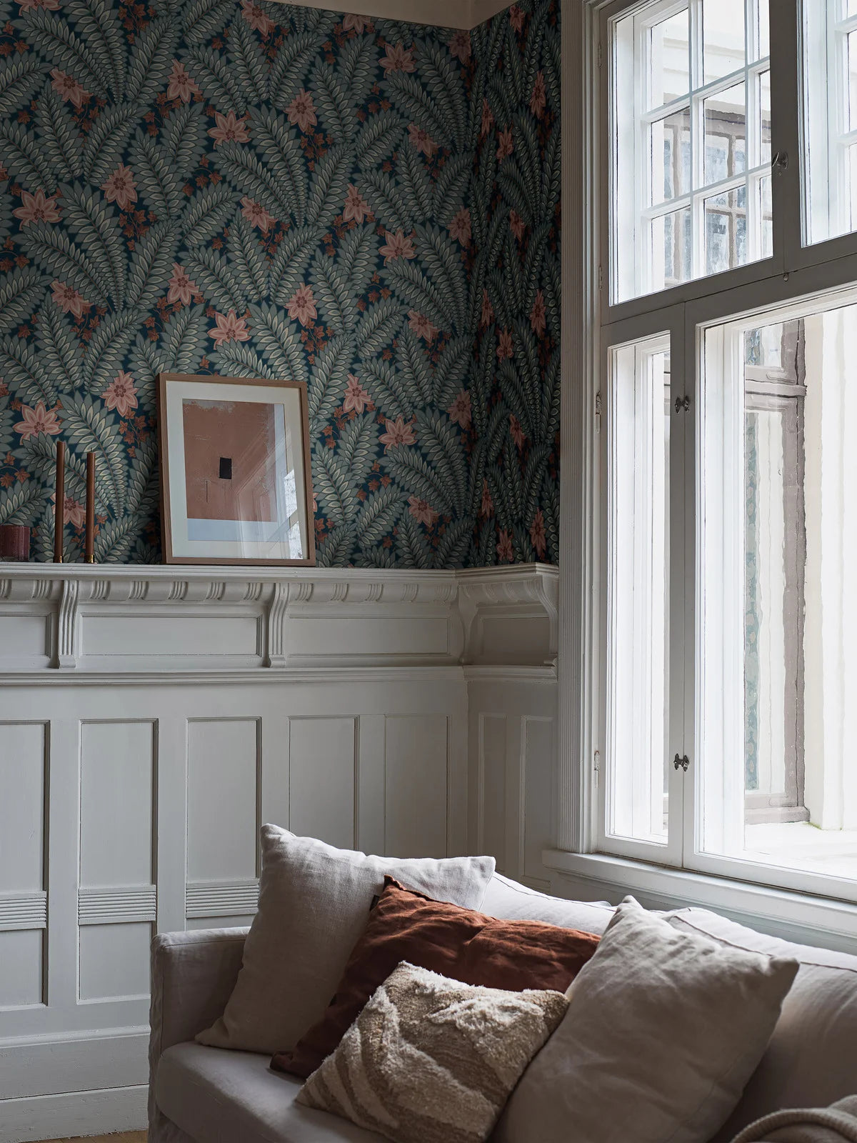 Behang met plantmotief HIDDEN IVY donkerblauw met groen