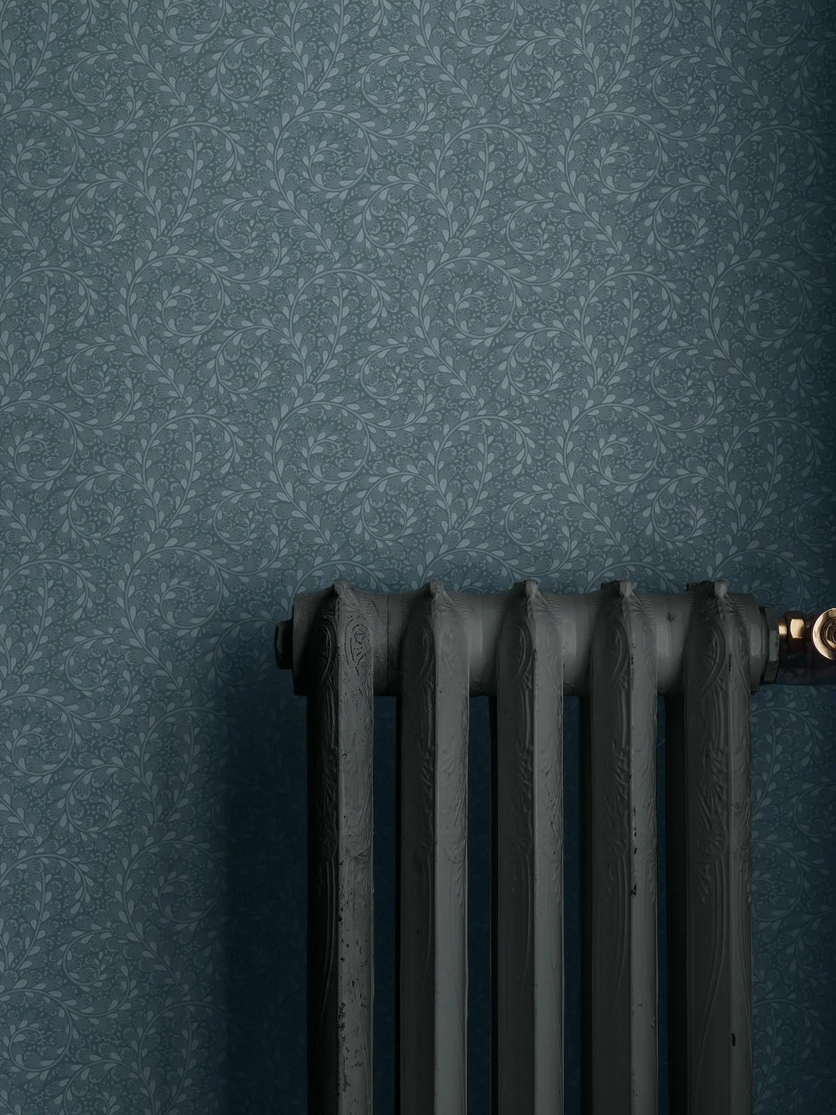 Behang met een plantenmotief van WILD FERNS in blauw